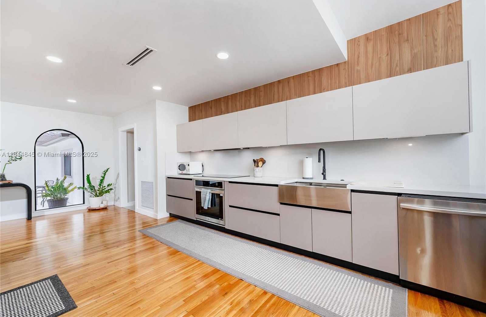 Small Image of 117 SOUTH ROYAL POINCIANA BLVD, Miami Springs Number 9