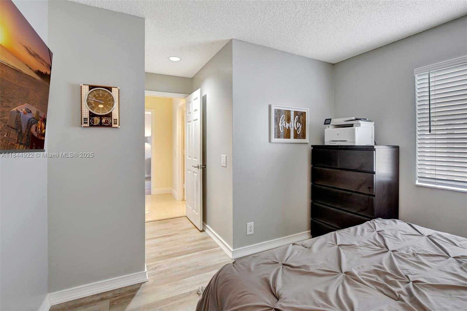 Small Image of 1525 ESTANCIA CIR, Weston Number 16