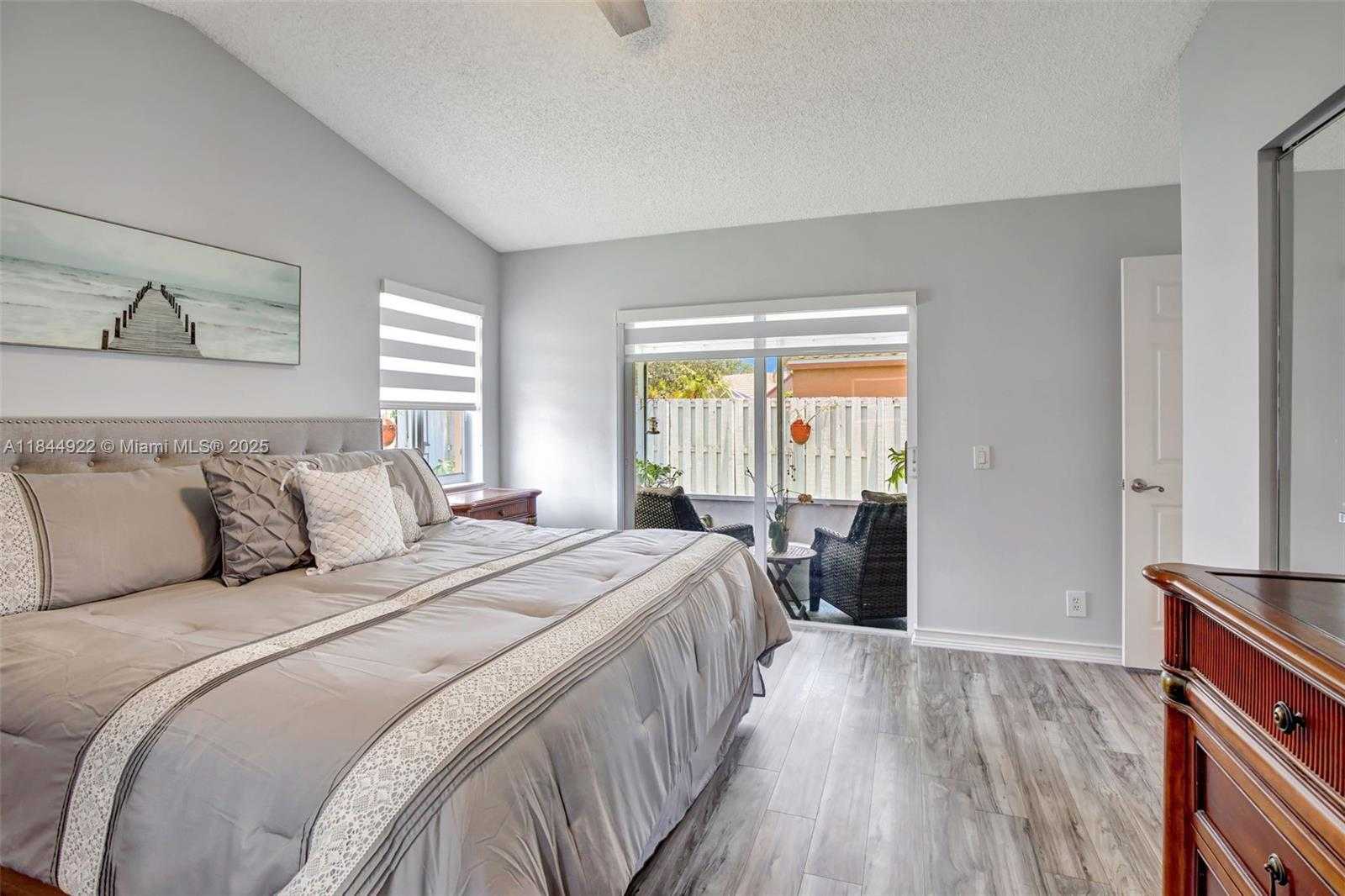 Small Image of 1525 ESTANCIA CIR, Weston Number 25