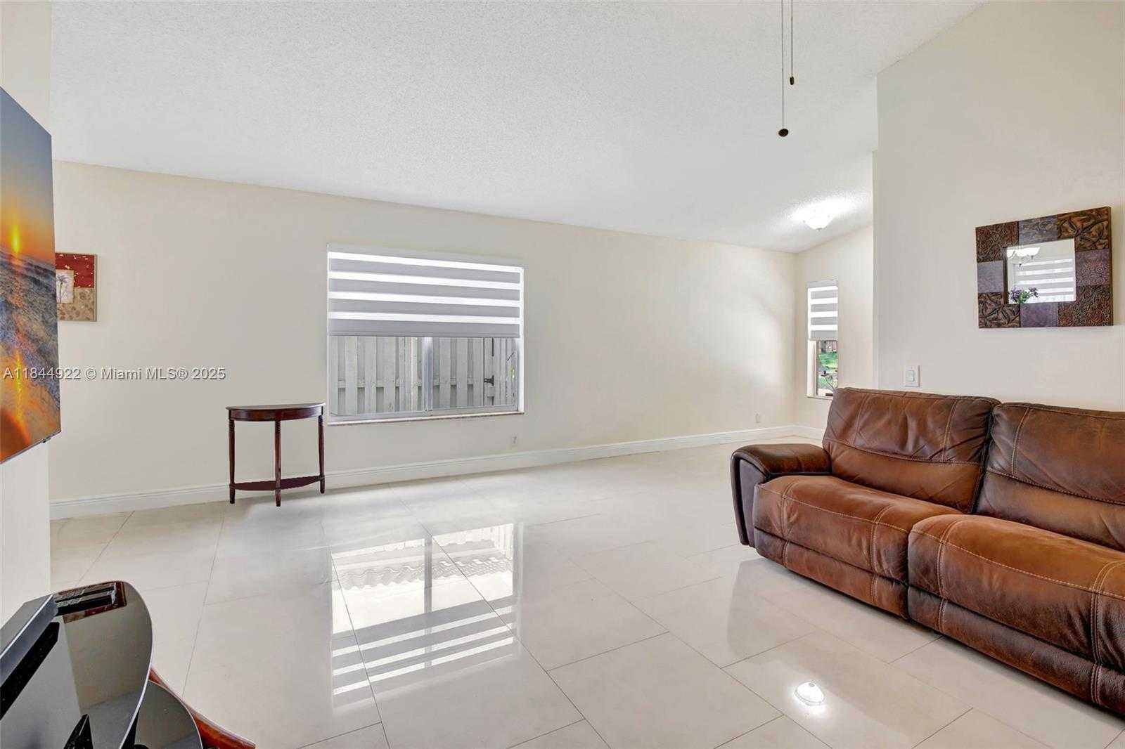 Small Image of 1525 ESTANCIA CIR, Weston Number 8