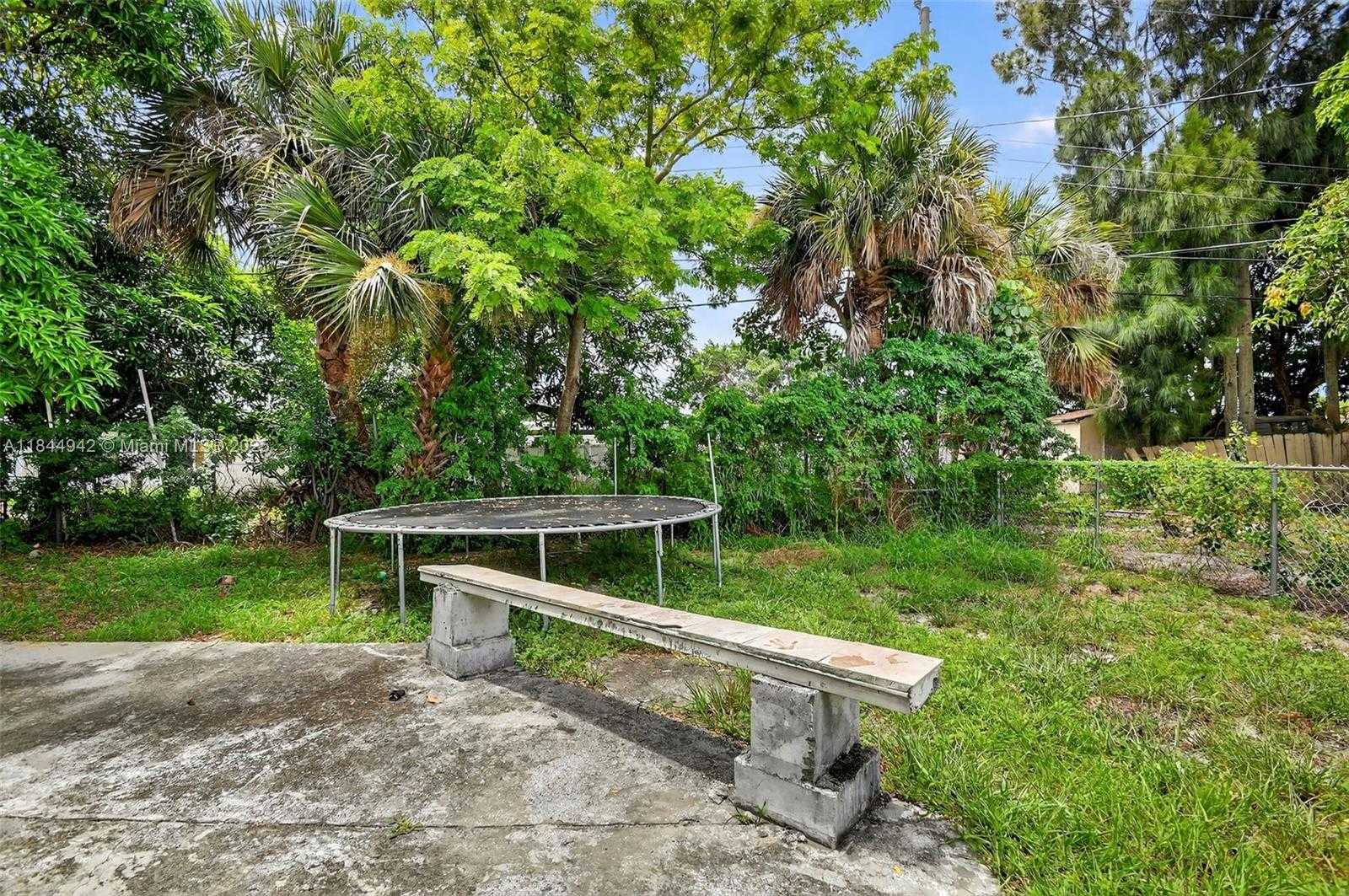 Small Image of 1368 11TH ST, West Palm Beach Number 6