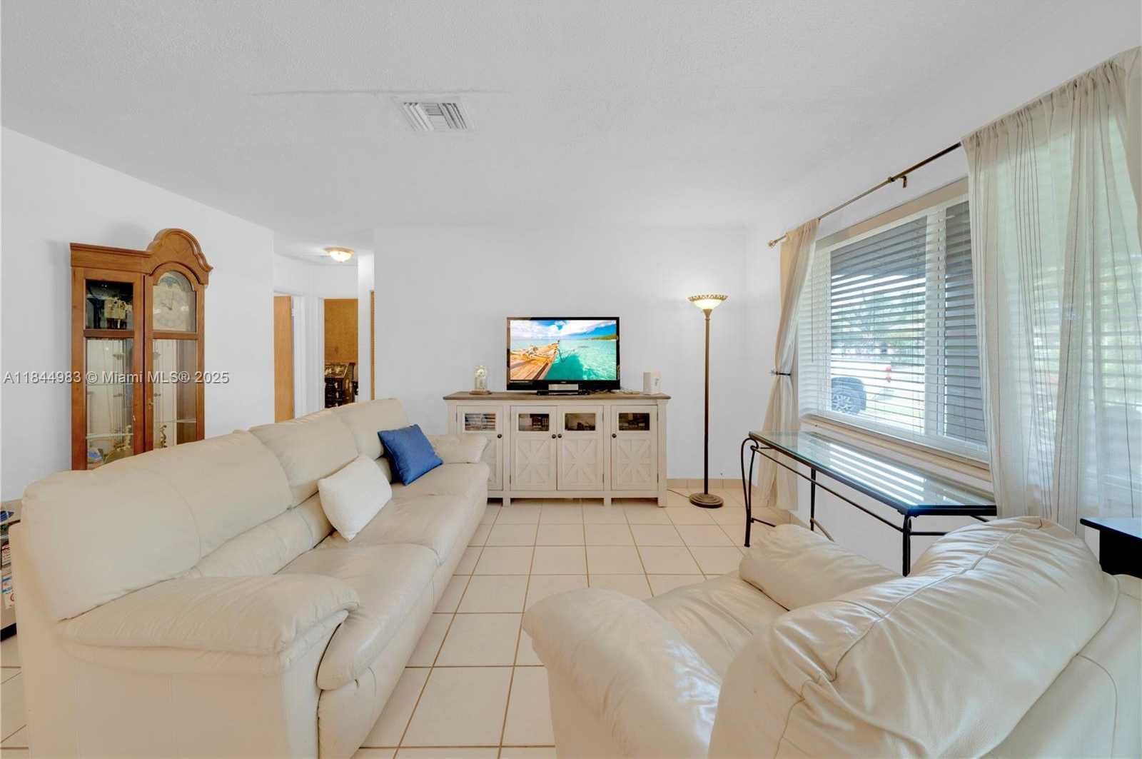 Small Image of 9880 JAMAICA DR, Cutler Bay Number 11