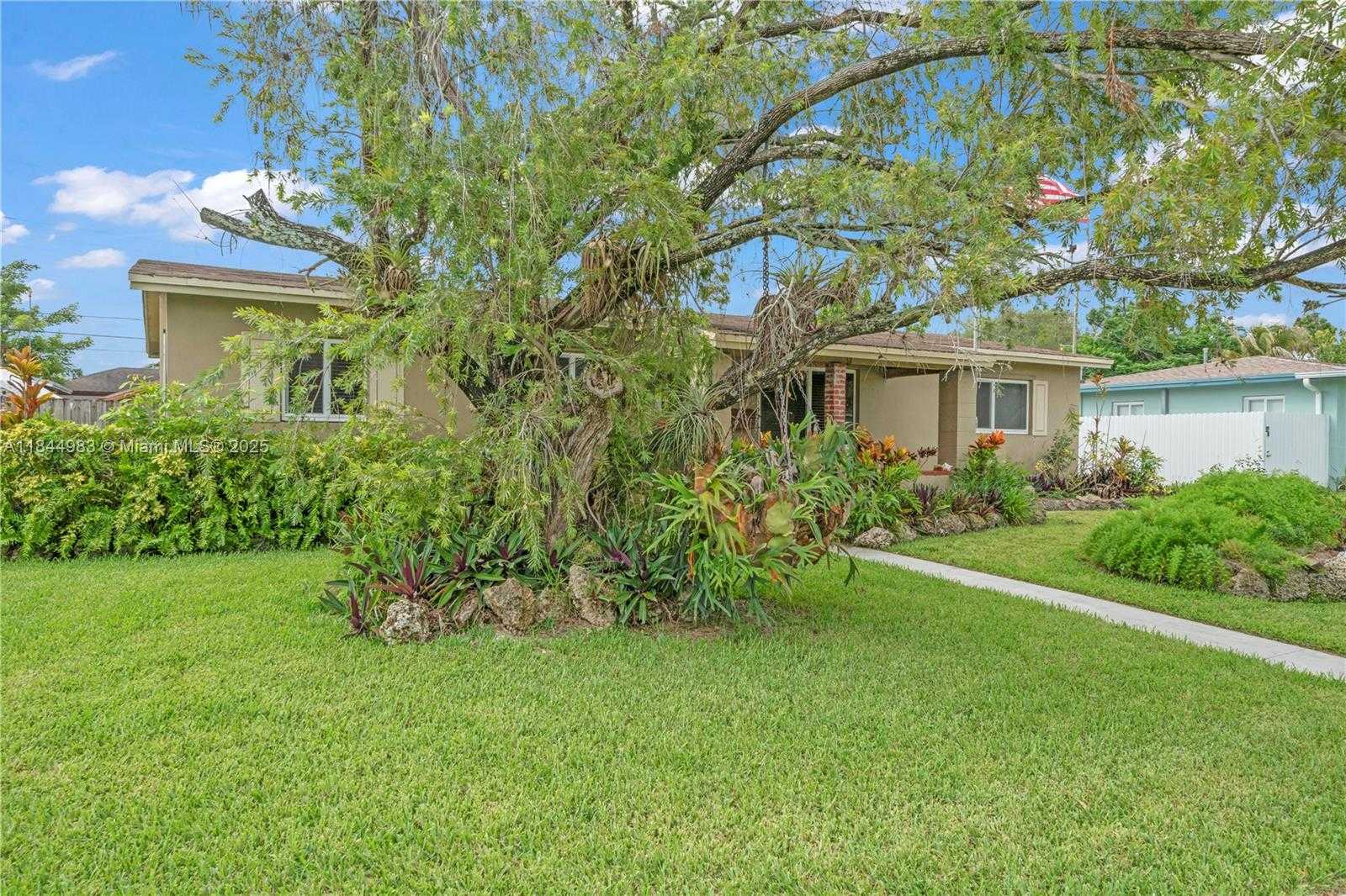 Small Image of 9880 JAMAICA DR, Cutler Bay Number 3