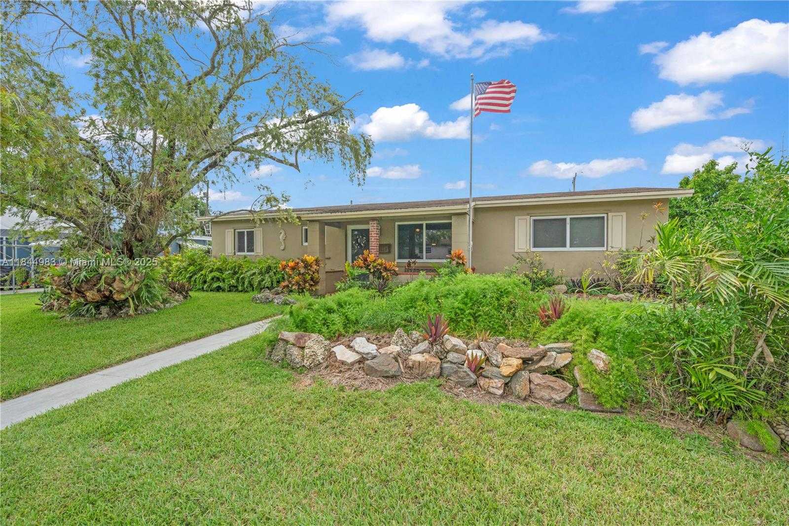 Small Image of 9880 JAMAICA DR, Cutler Bay Number 4