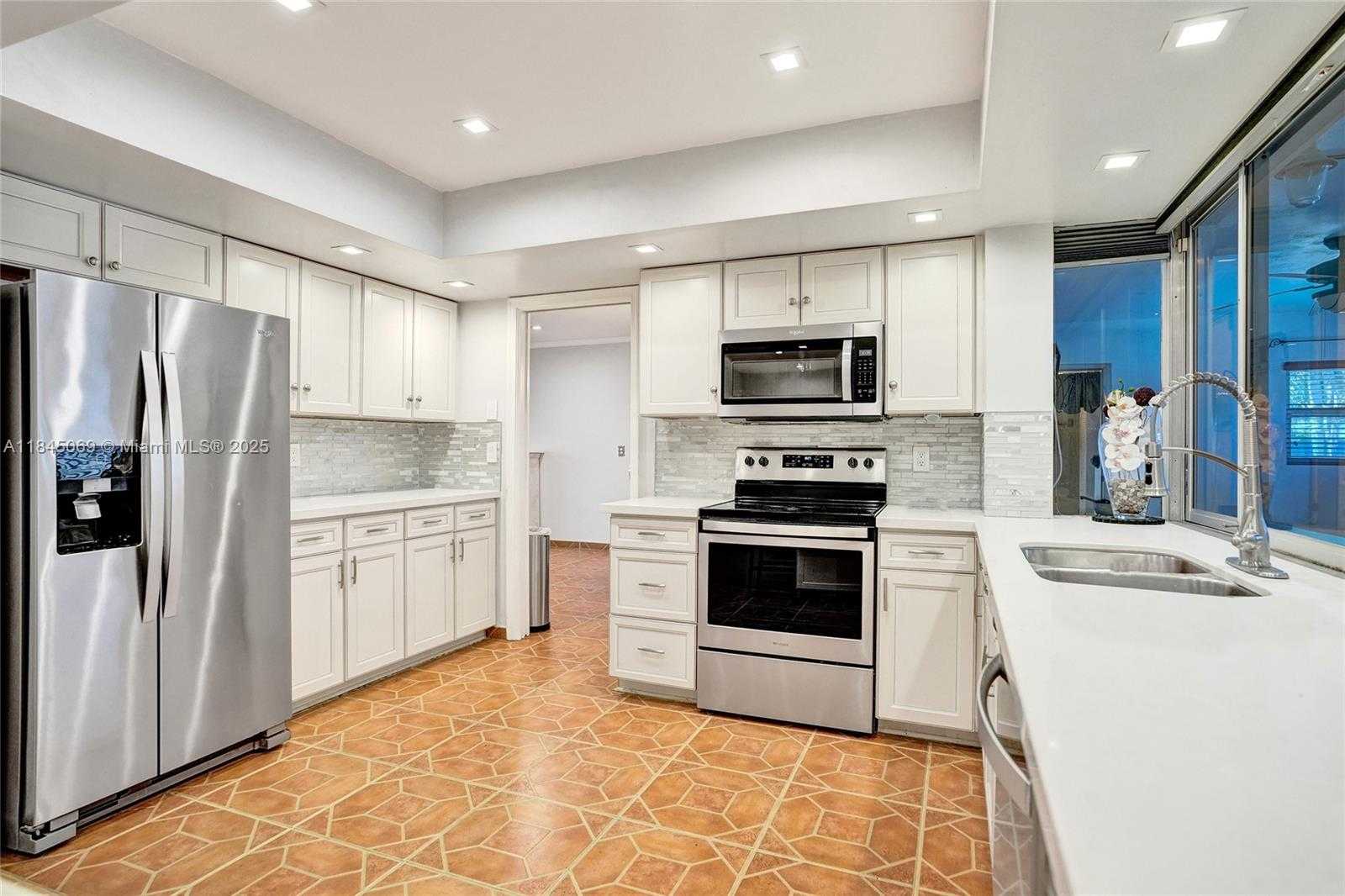 Small Image of 2525 SOUTH WEST 86TH AVE, Davie Number 14