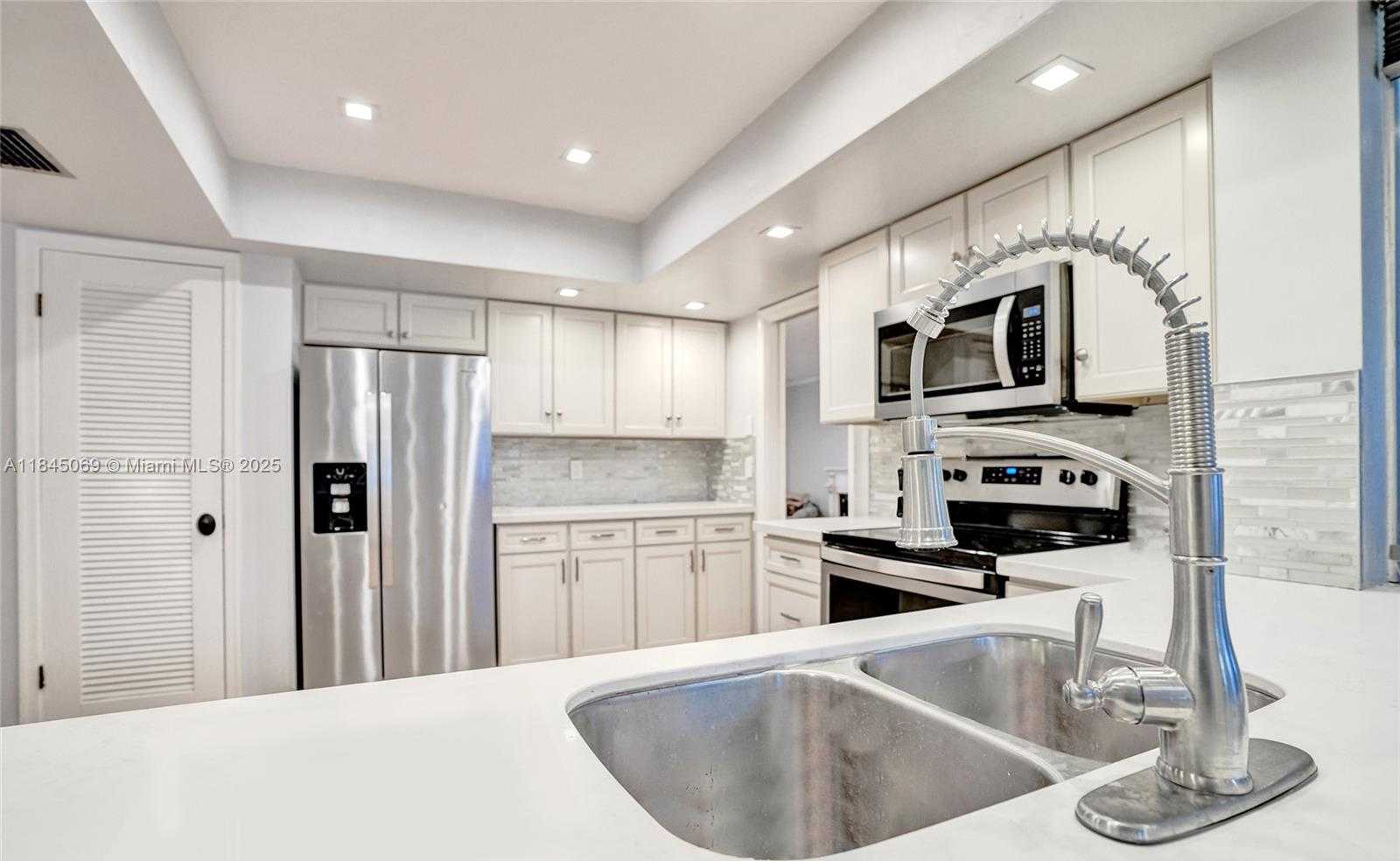 Small Image of 2525 SOUTH WEST 86TH AVE, Davie Number 17