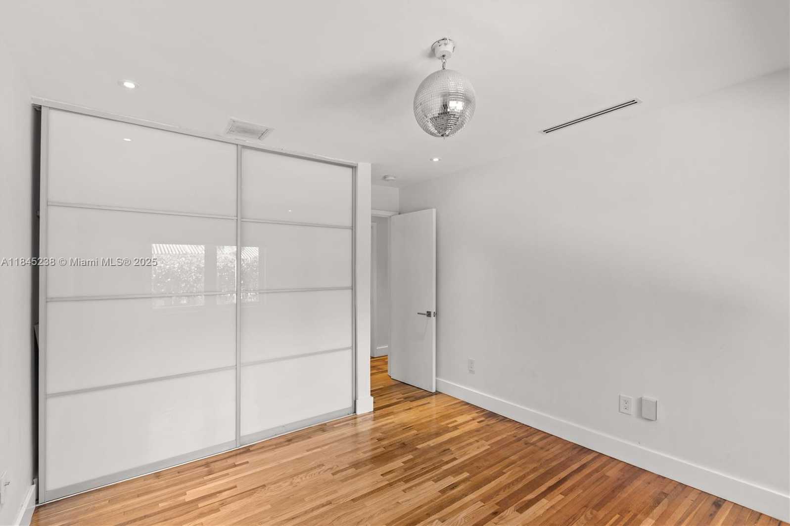 Small Image of 520 CASTANIA AVE, Coral Gables Number 20