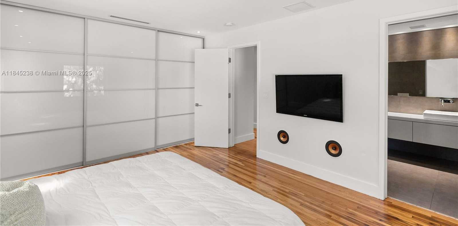 Small Image of 520 CASTANIA AVE, Coral Gables Number 23