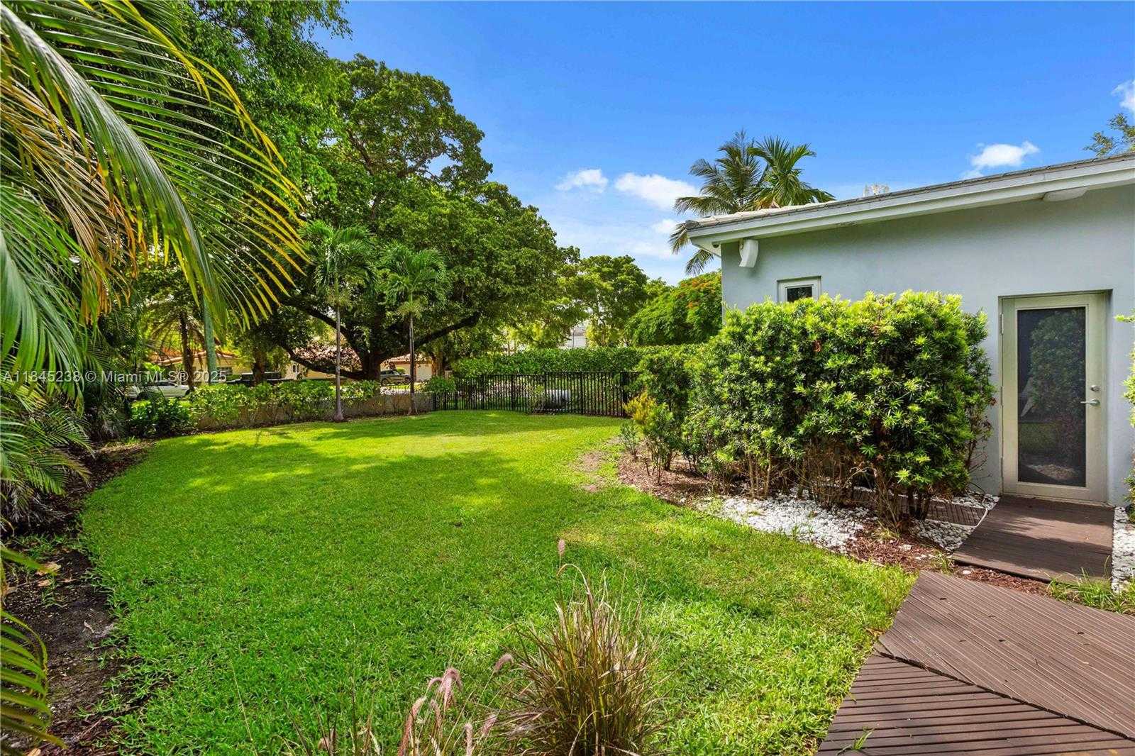 Small Image of 520 CASTANIA AVE, Coral Gables Number 43