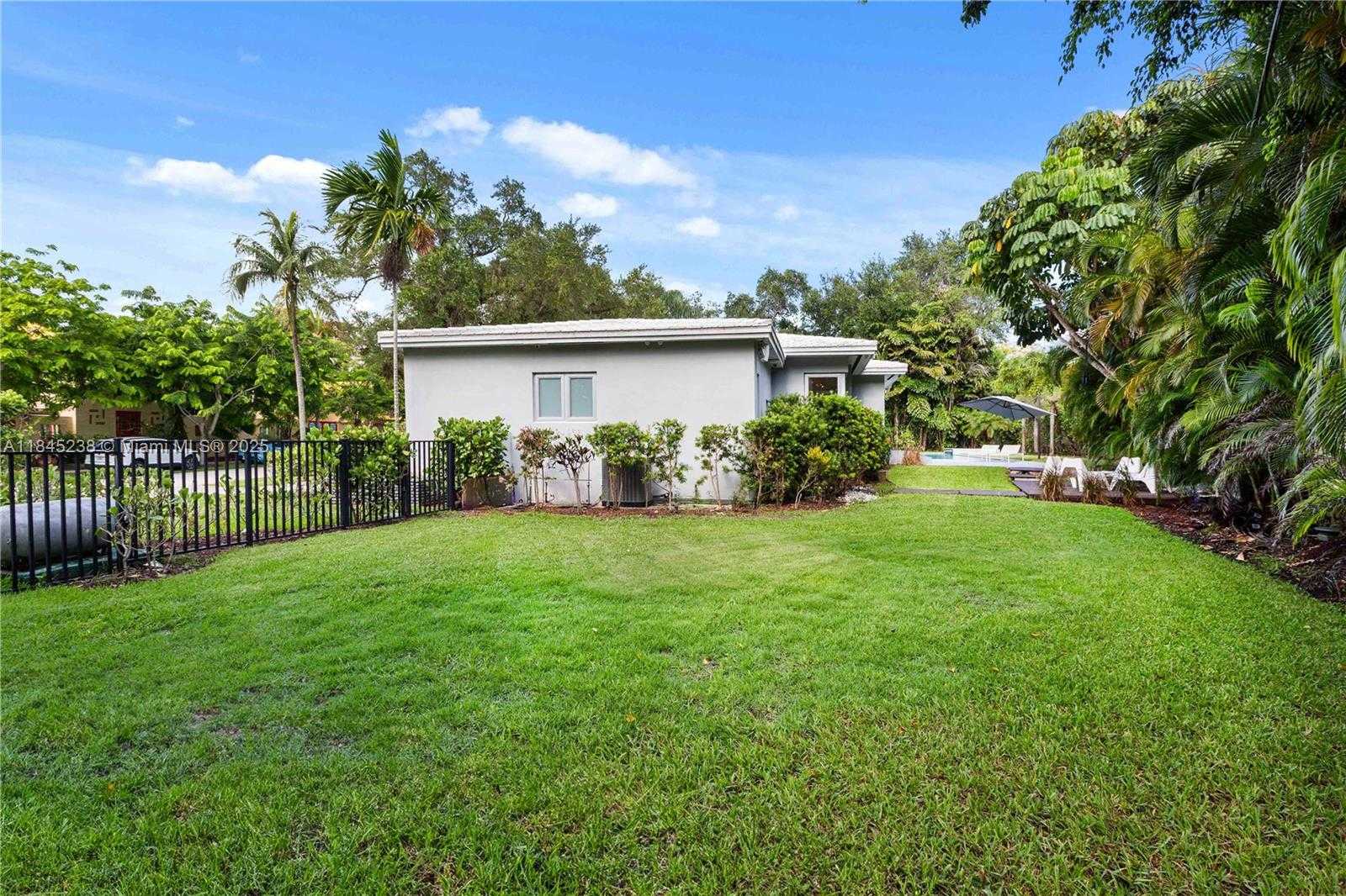 Small Image of 520 CASTANIA AVE, Coral Gables Number 44
