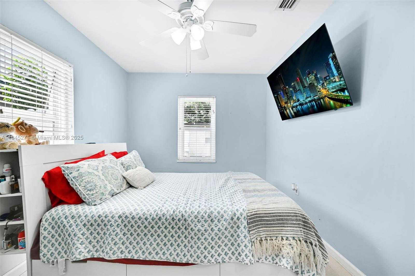Small Image of 2318 WASHINGTON ST, Hollywood Number 24