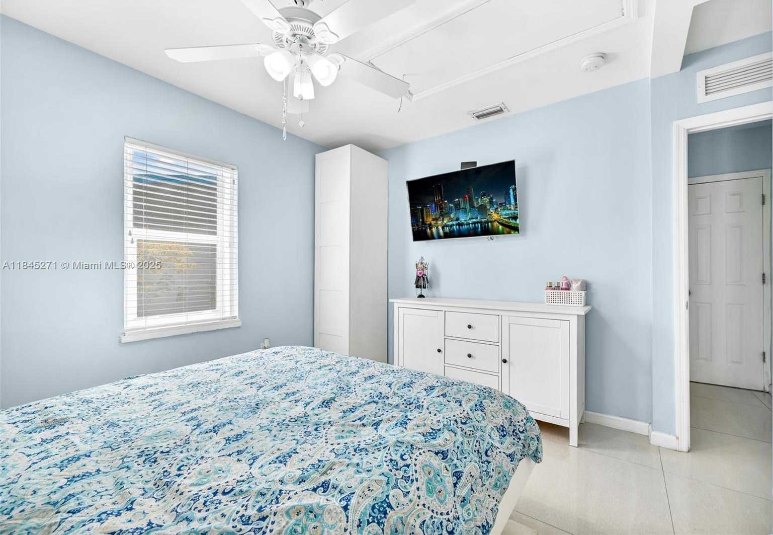 Small Image of 2318 WASHINGTON ST, Hollywood Number 28
