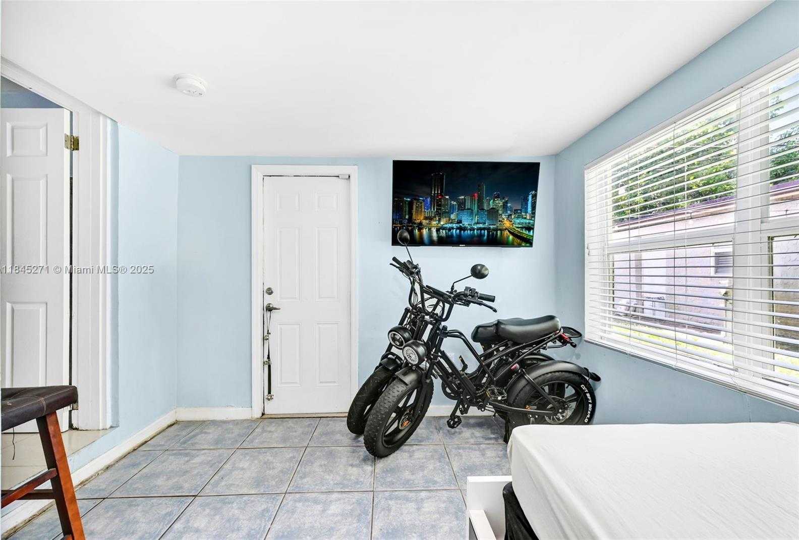 Small Image of 2318 WASHINGTON ST, Hollywood Number 36