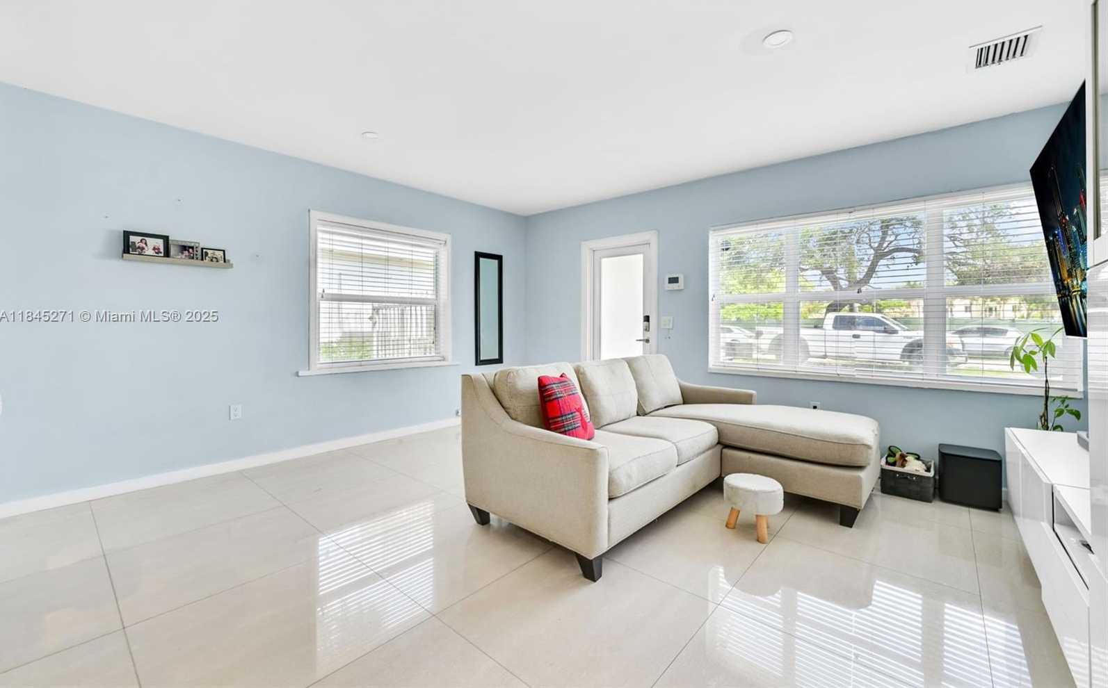 Small Image of 2318 WASHINGTON ST, Hollywood Number 37