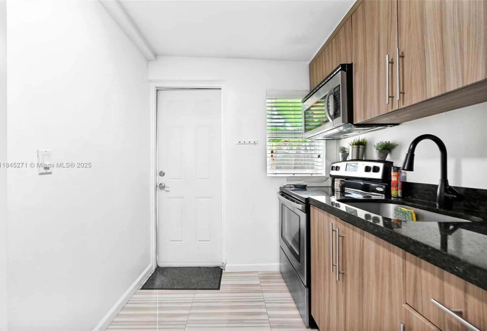 Small Image of 2318 WASHINGTON ST, Hollywood Number 56