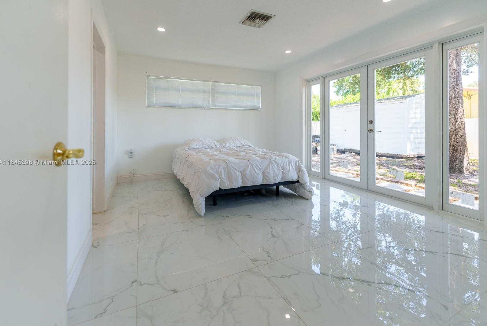 Small Image of 2011 NORTH 43RD AVE, Hollywood Number 10