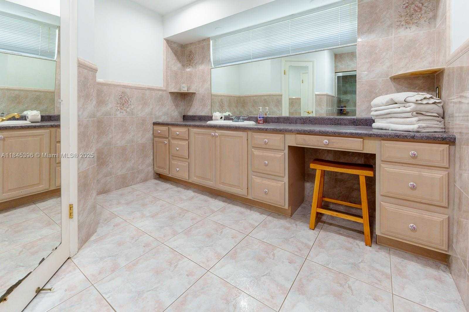 Small Image of 2011 NORTH 43RD AVE, Hollywood Number 13