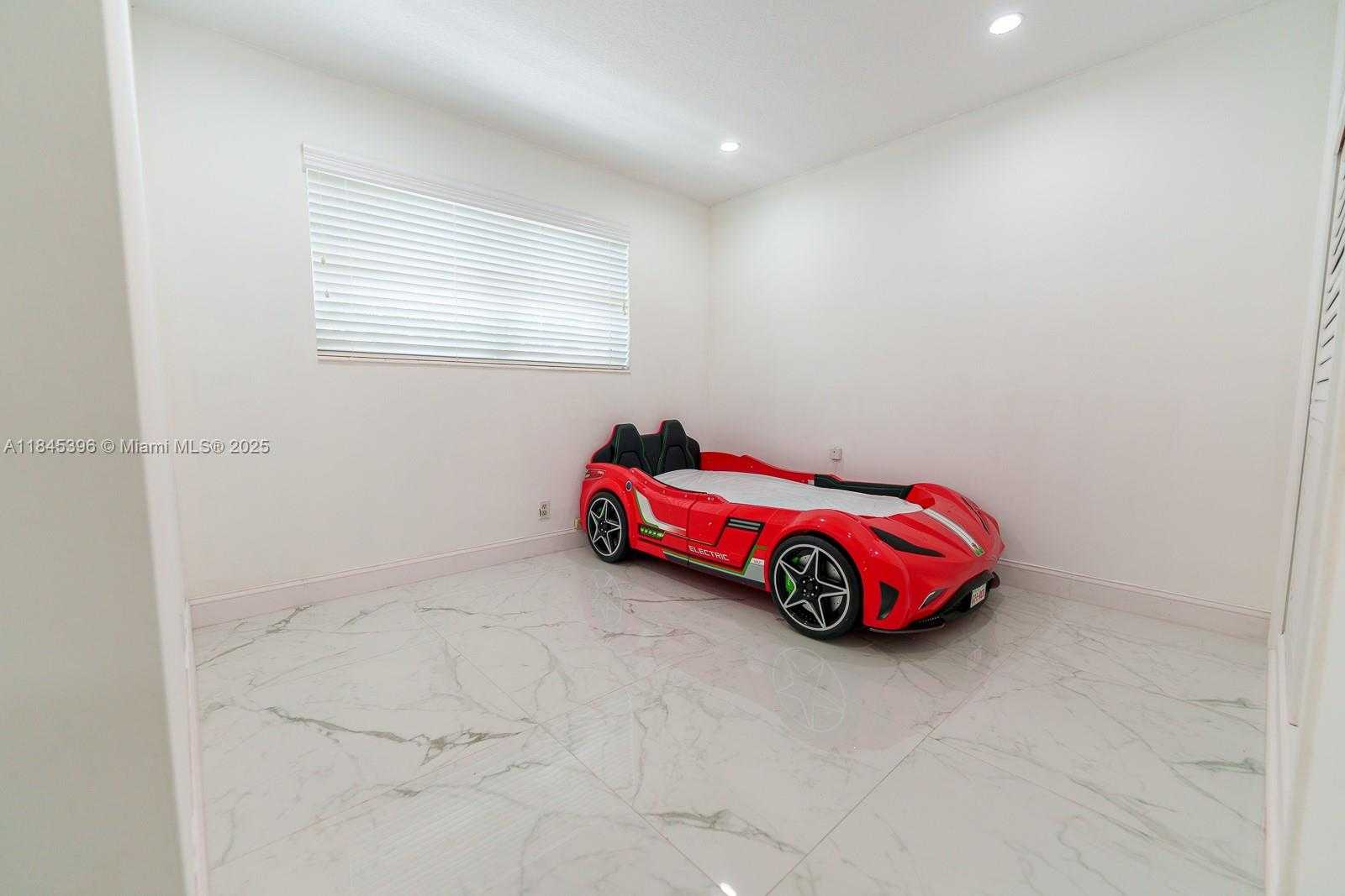 Small Image of 2011 NORTH 43RD AVE, Hollywood Number 16