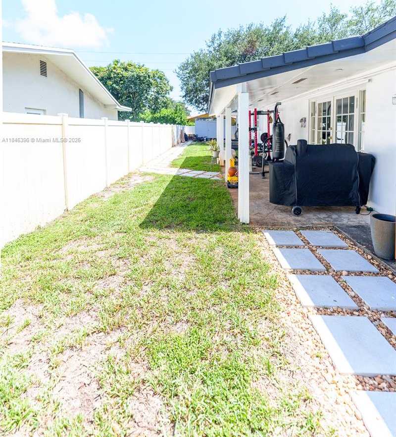 Small Image of 2011 NORTH 43RD AVE, Hollywood Number 22