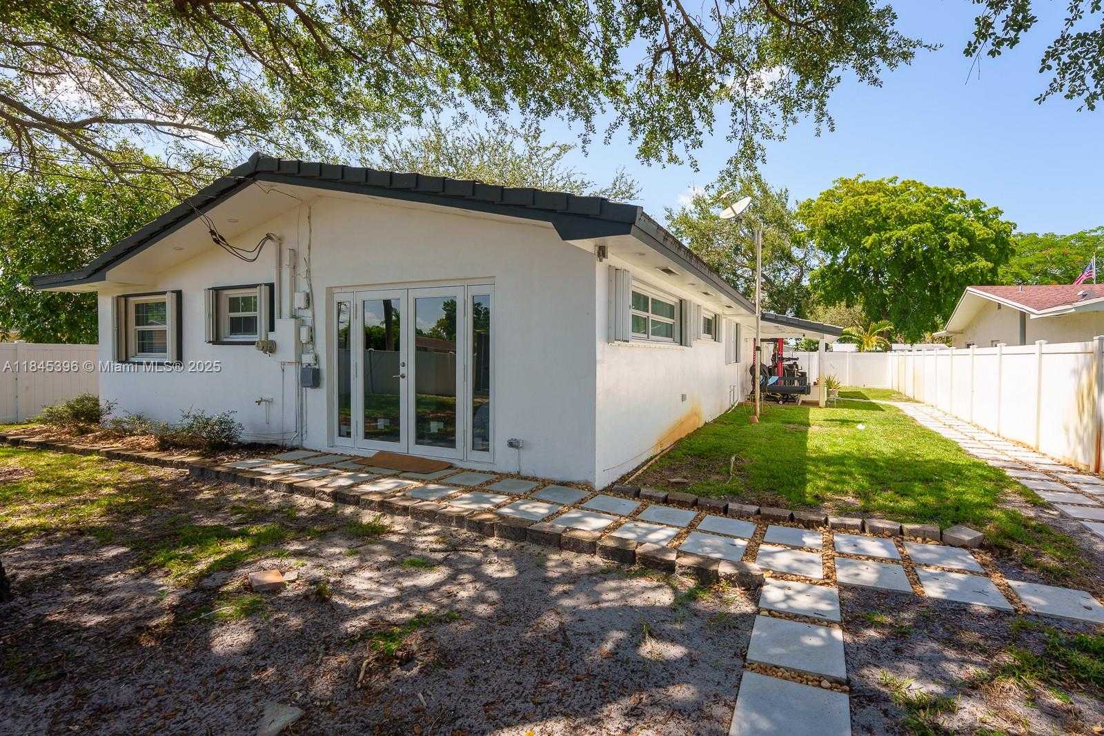 Small Image of 2011 NORTH 43RD AVE, Hollywood Number 24