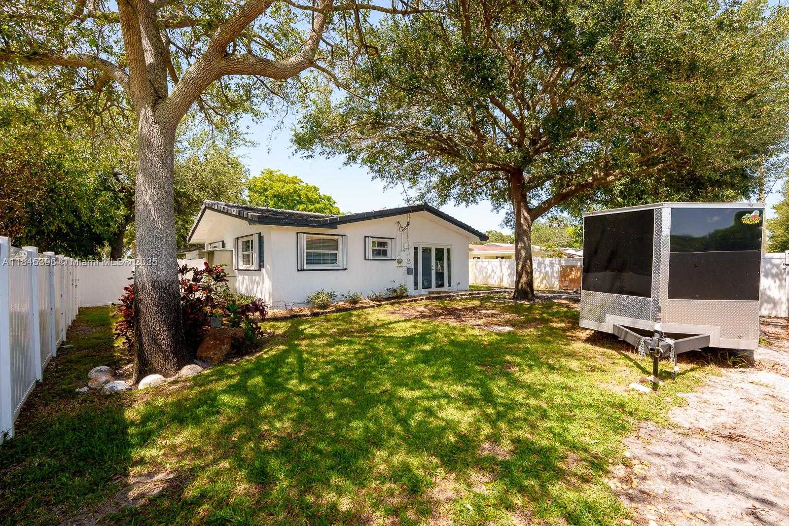 Small Image of 2011 NORTH 43RD AVE, Hollywood Number 25