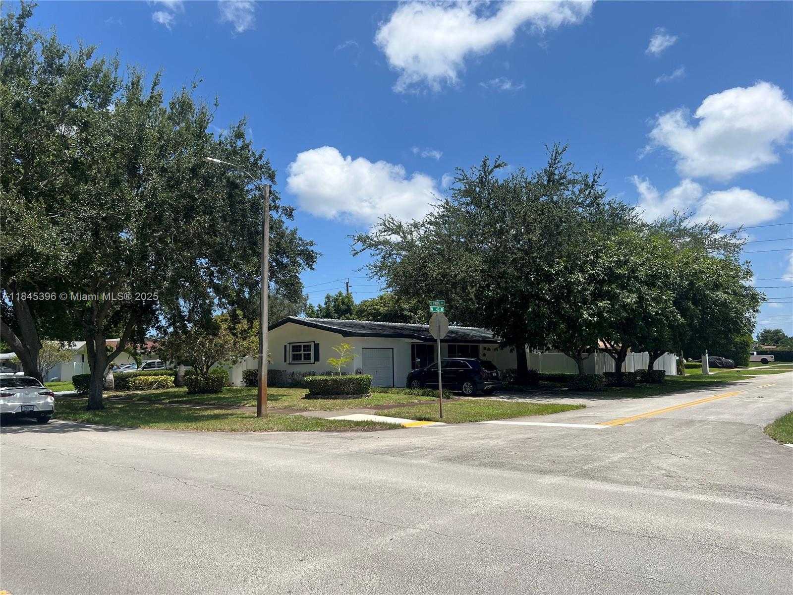 Small Image of 2011 NORTH 43RD AVE, Hollywood Number 27