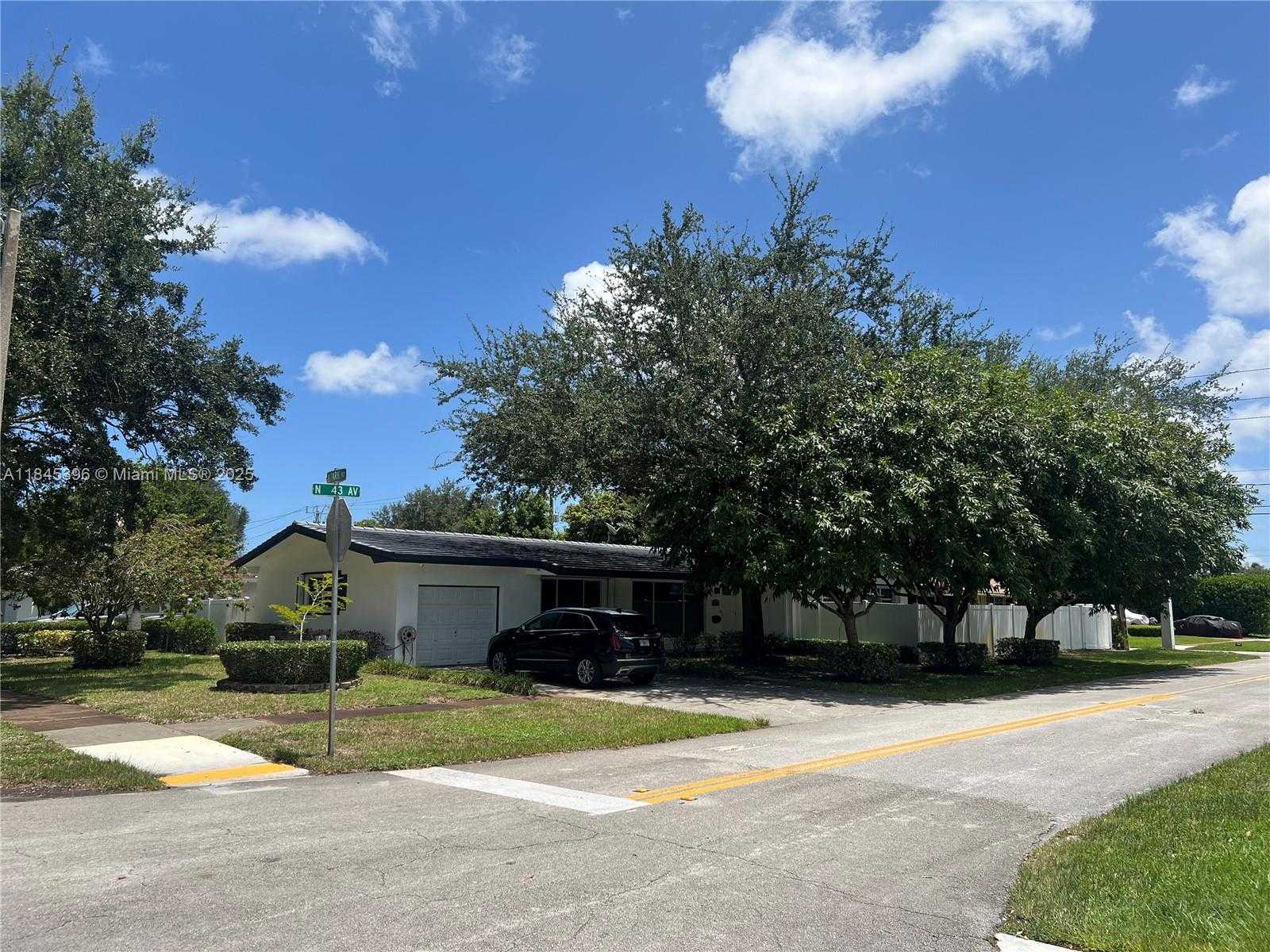 Small Image of 2011 NORTH 43RD AVE, Hollywood Number 28