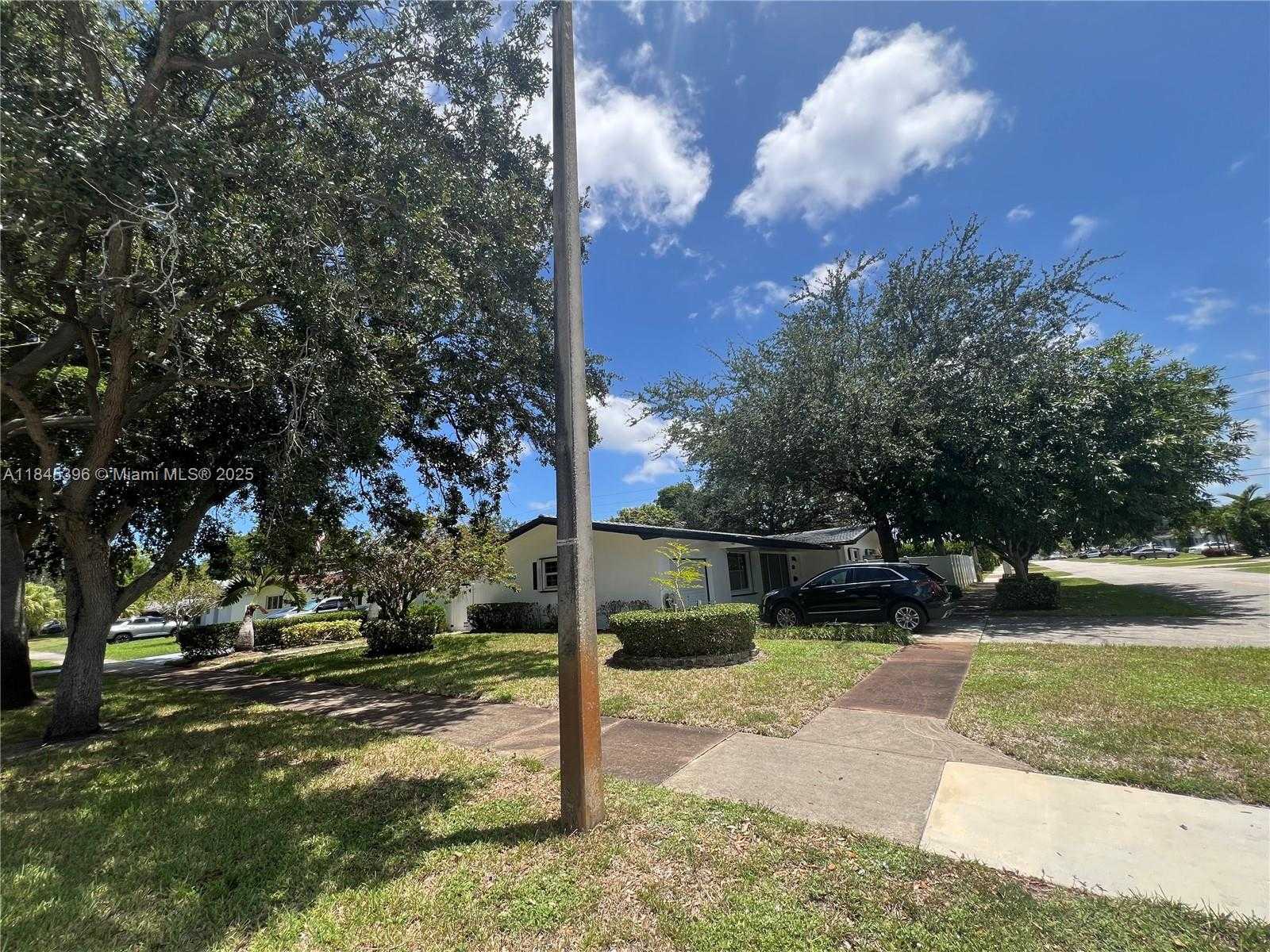 Small Image of 2011 NORTH 43RD AVE, Hollywood Number 32