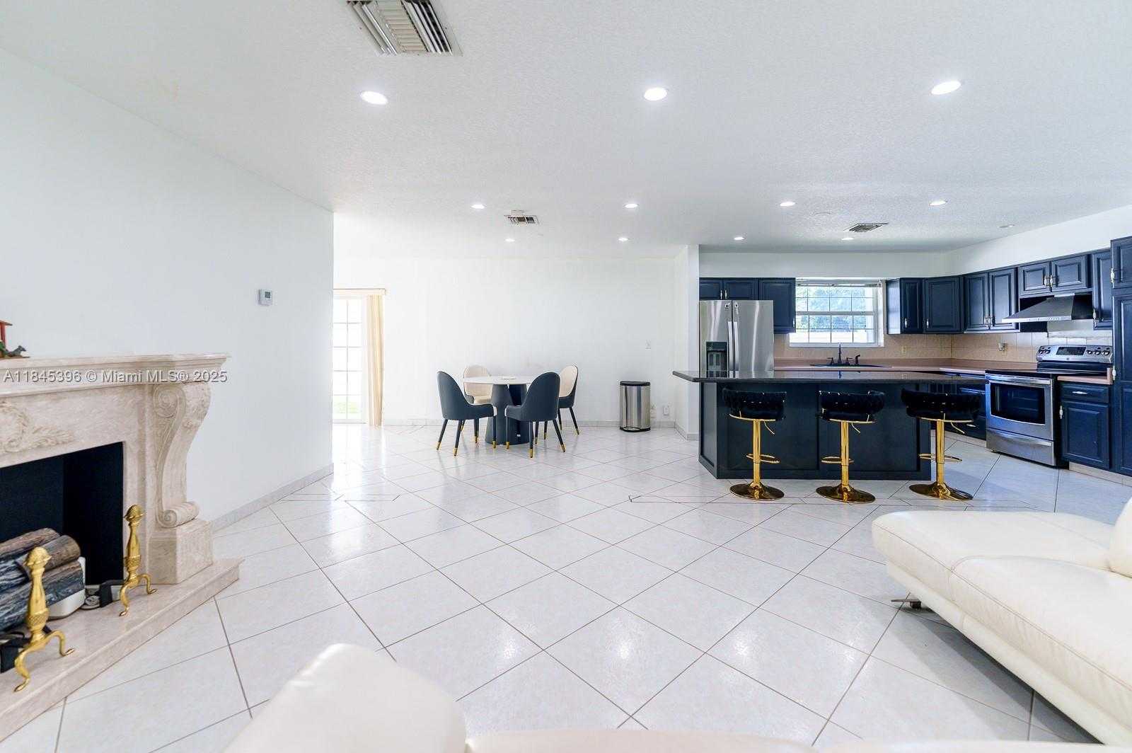 Small Image of 2011 NORTH 43RD AVE, Hollywood Number 4