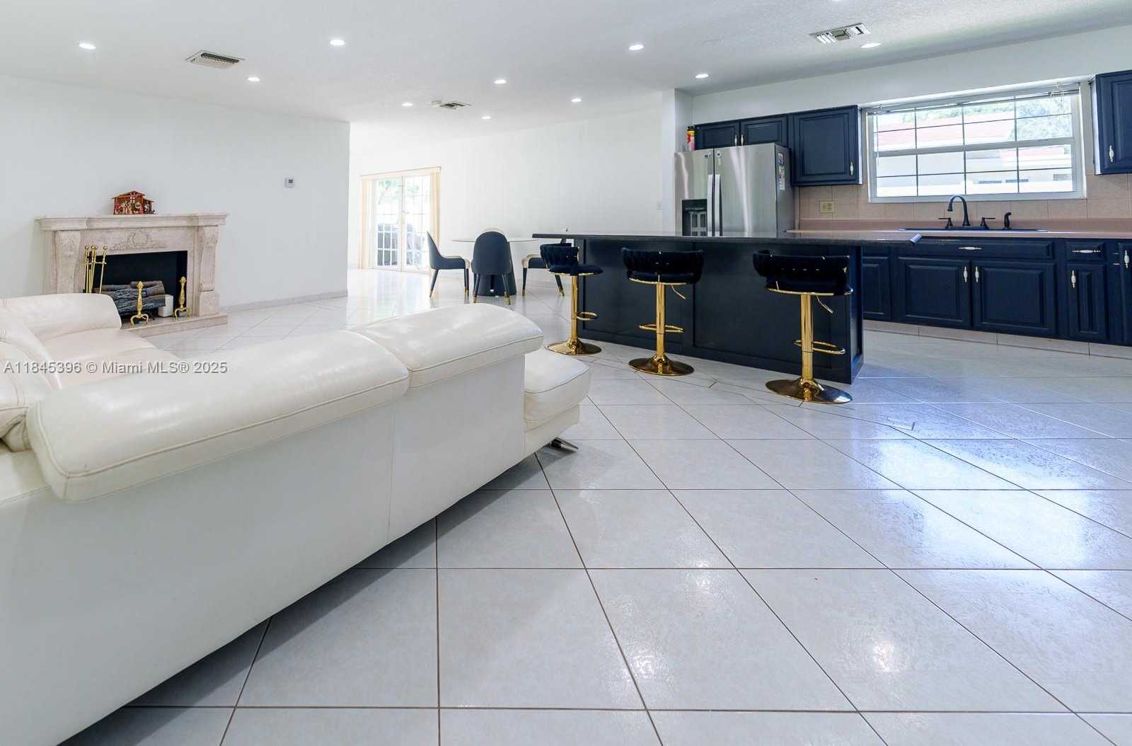 Small Image of 2011 NORTH 43RD AVE, Hollywood Number 5