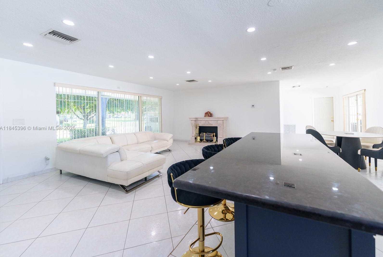 Small Image of 2011 NORTH 43RD AVE, Hollywood Number 6