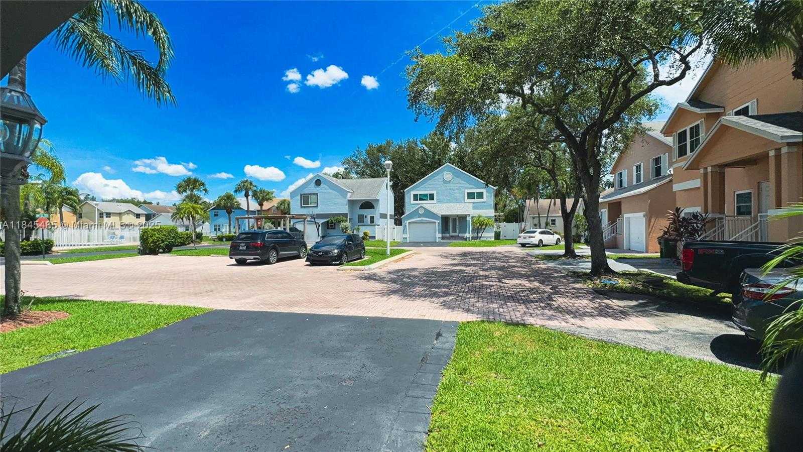 Small Image of 331 NORTH WEST 101ST TERRACE, Pembroke Pines Number 2
