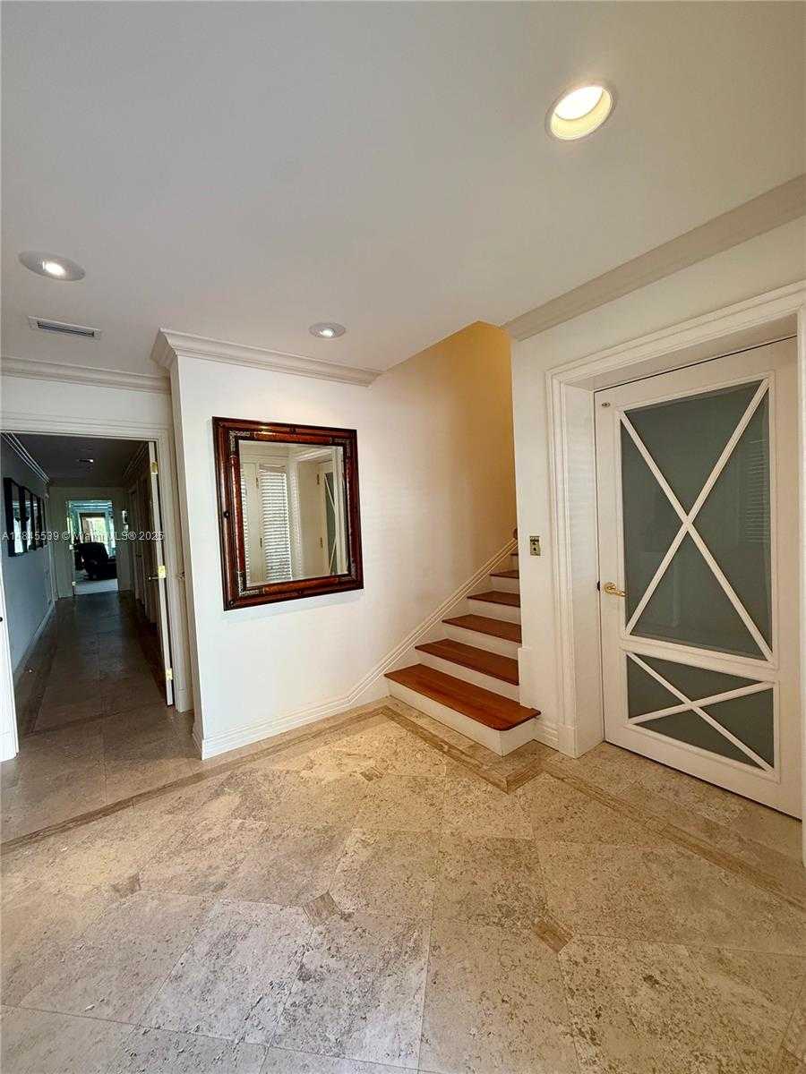 Small Image of 3508 BAYSHORE VILLAS DR, Miami Number 2