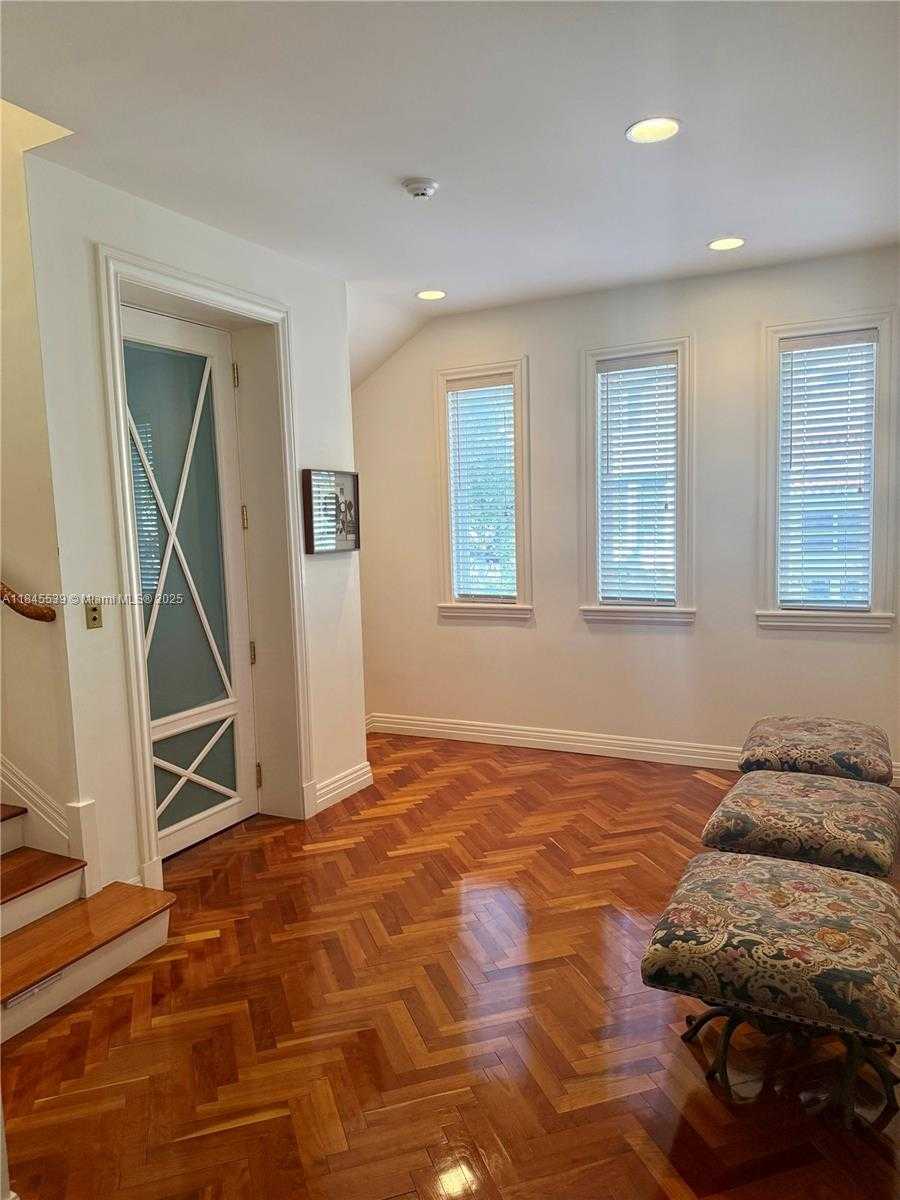 Small Image of 3508 BAYSHORE VILLAS DR, Miami Number 26