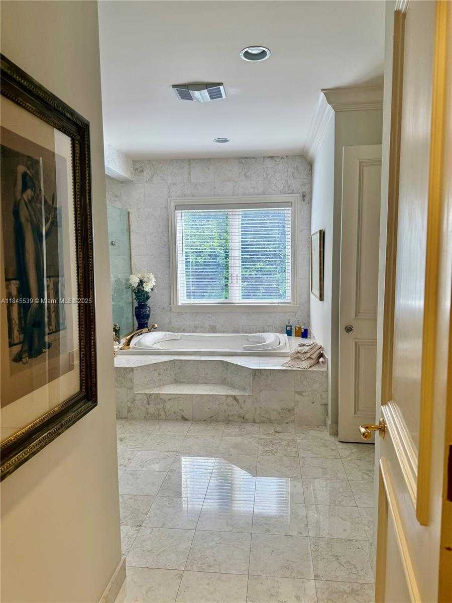 Small Image of 3508 BAYSHORE VILLAS DR, Miami Number 28