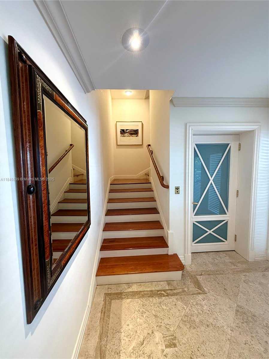 Small Image of 3508 BAYSHORE VILLAS DR, Miami Number 3