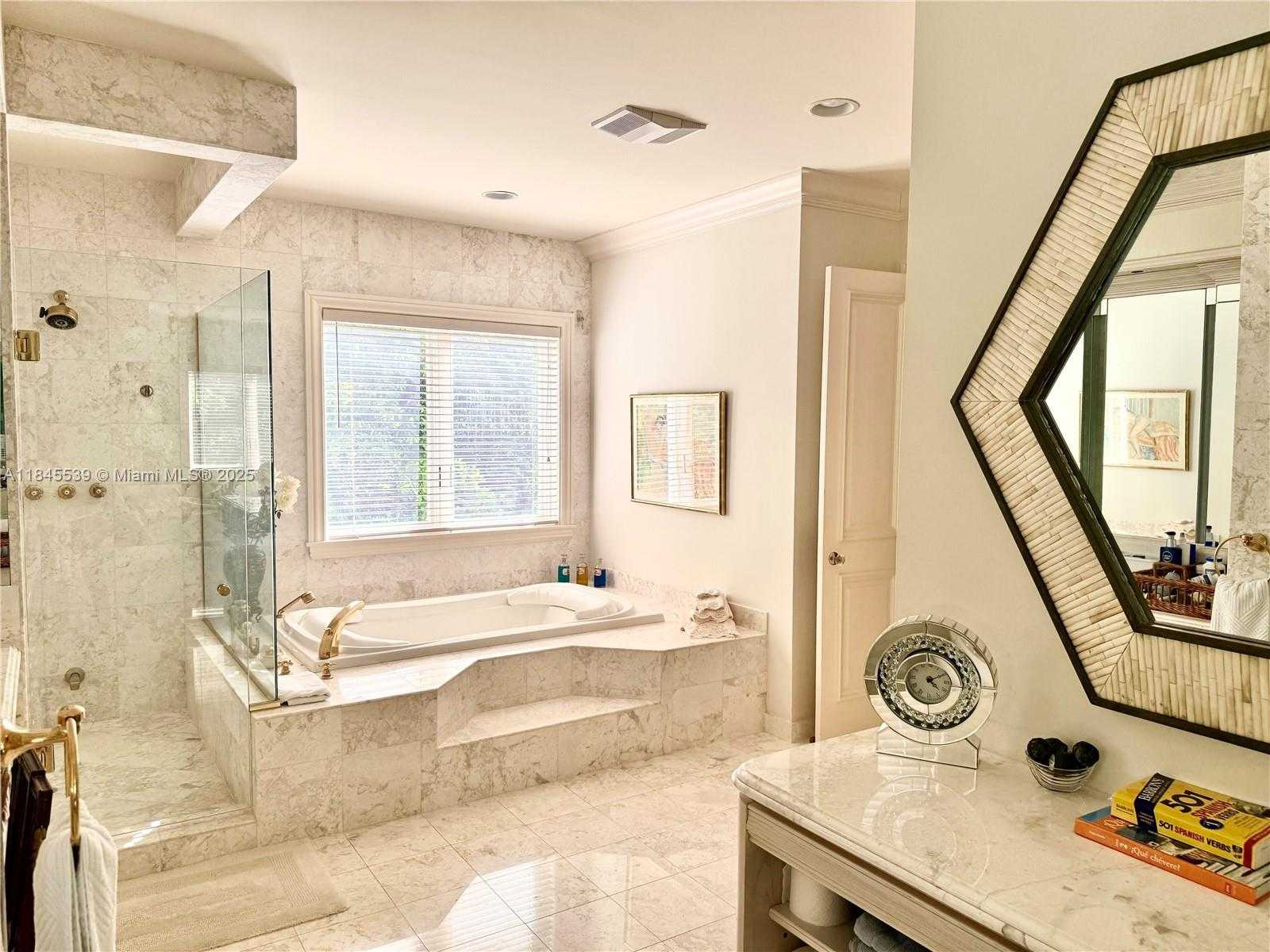 Small Image of 3508 BAYSHORE VILLAS DR, Miami Number 30