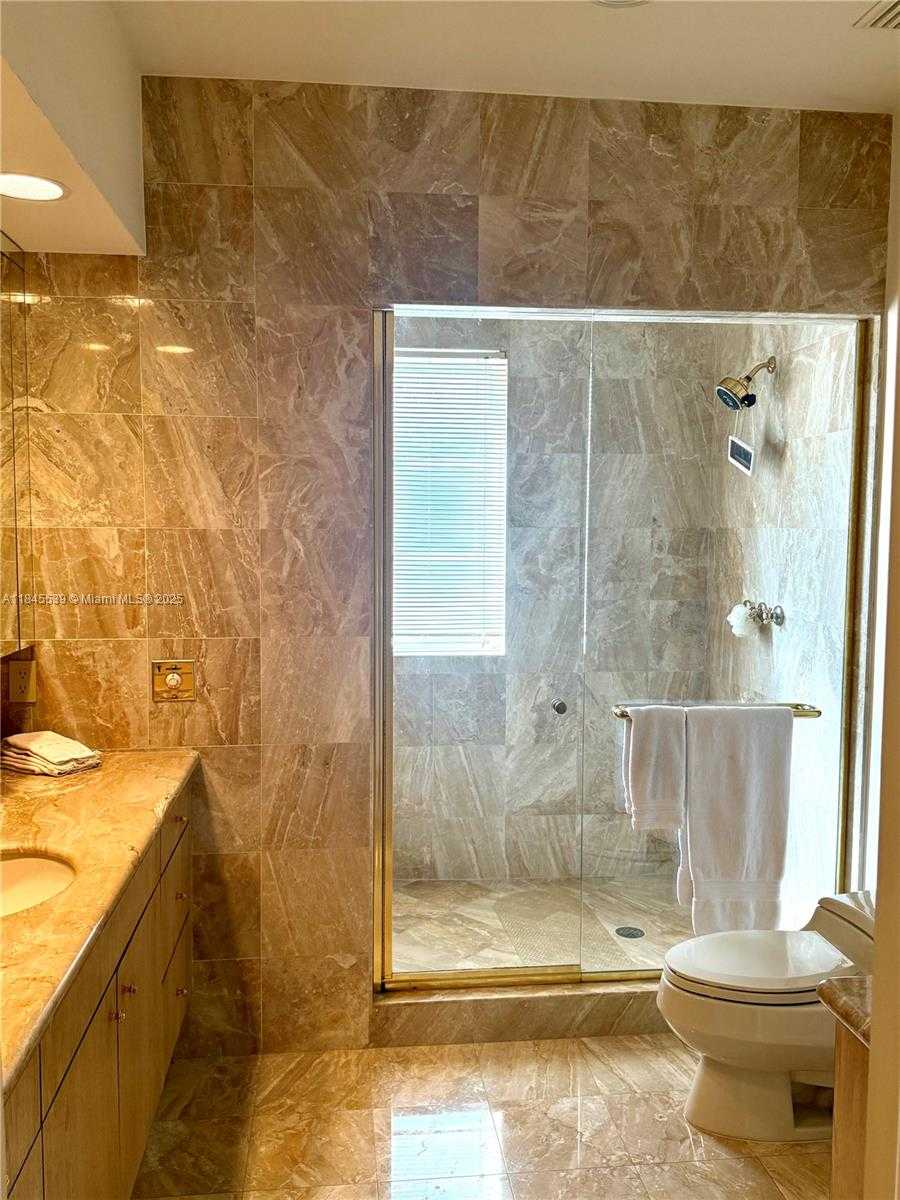 Small Image of 3508 BAYSHORE VILLAS DR, Miami Number 36