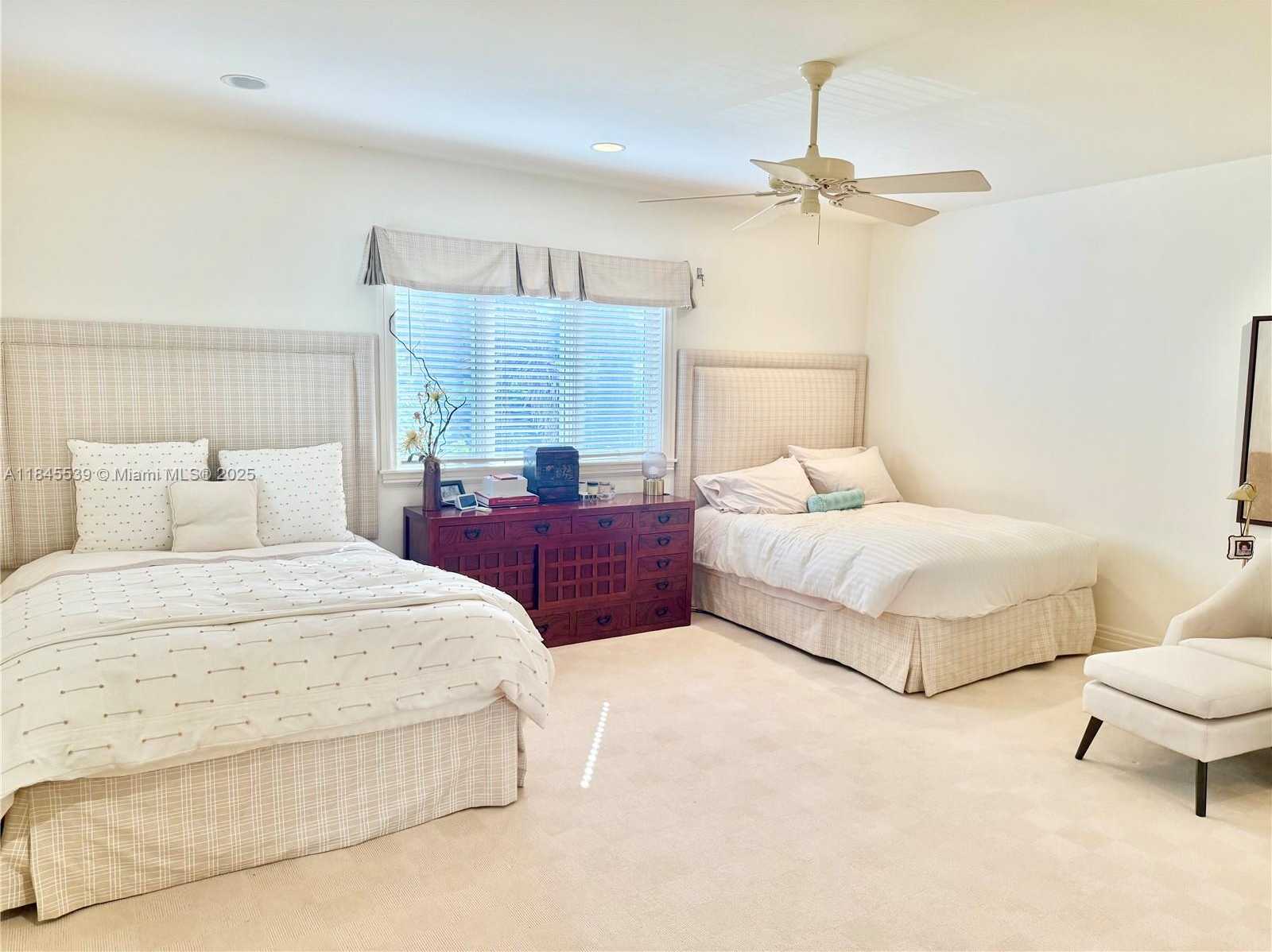 Small Image of 3508 BAYSHORE VILLAS DR, Miami Number 37