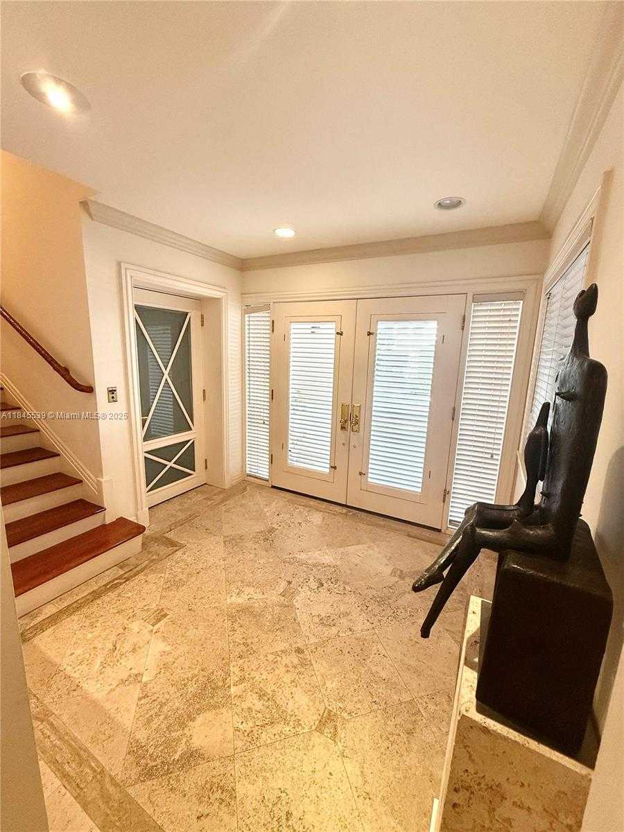 Small Image of 3508 BAYSHORE VILLAS DR, Miami Number 4