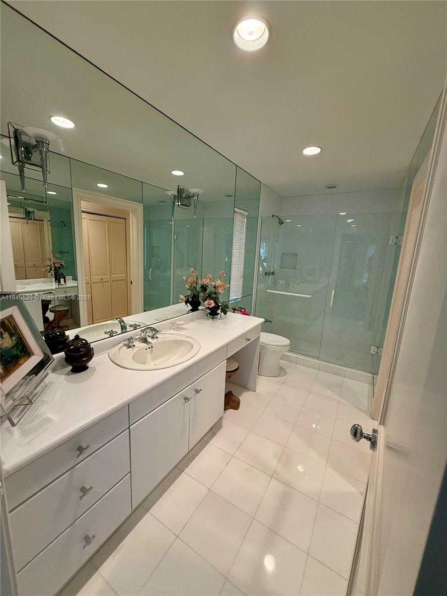 Small Image of 3508 BAYSHORE VILLAS DR, Miami Number 7