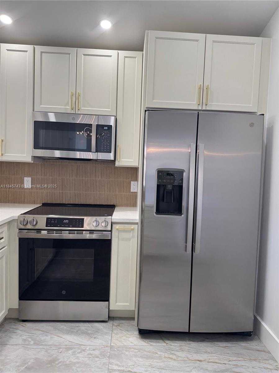 Small Image of 1090 SOUTH EAST 6TH AVE, Dania Beach Number 10