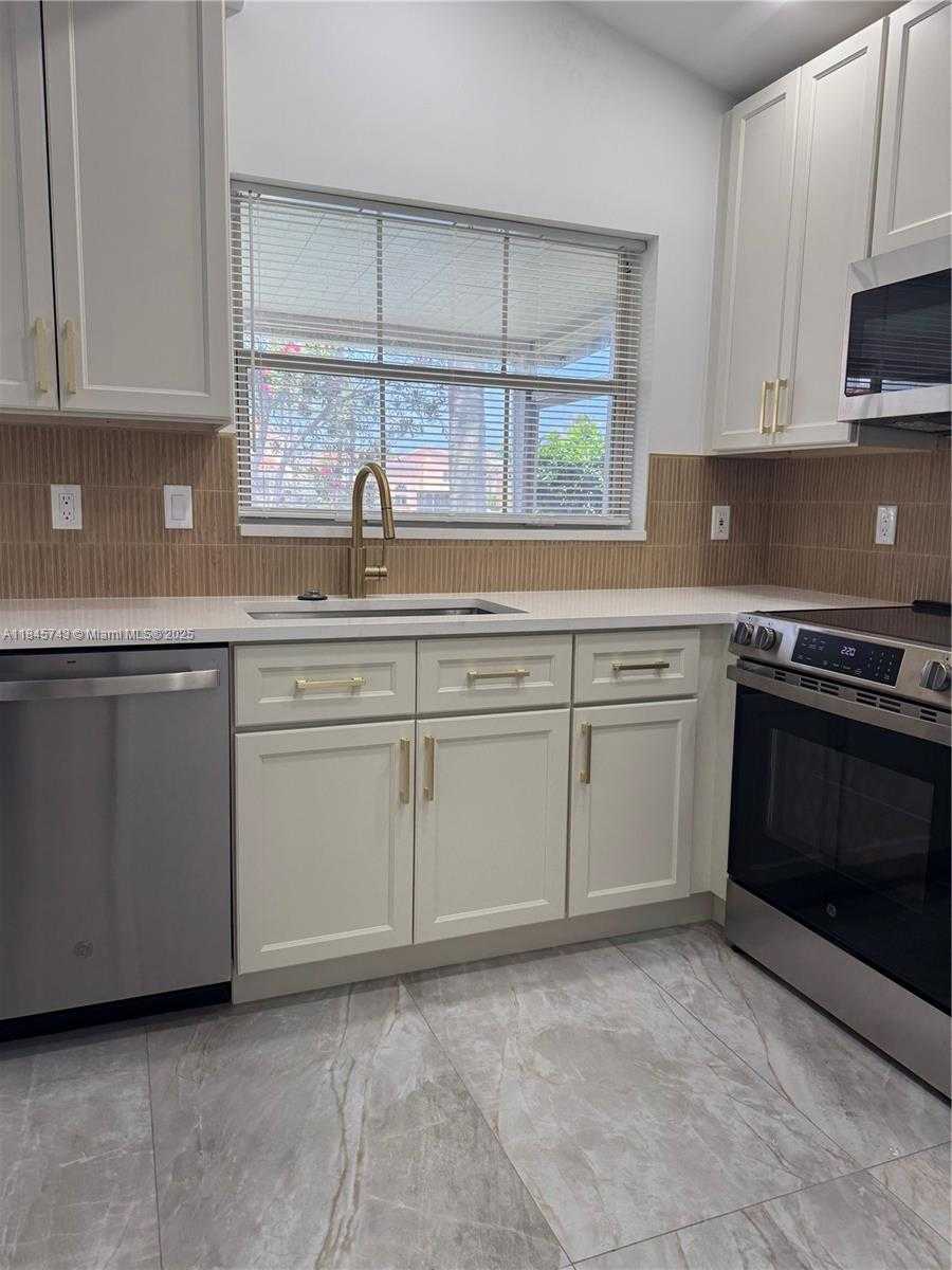 Small Image of 1090 SOUTH EAST 6TH AVE, Dania Beach Number 11