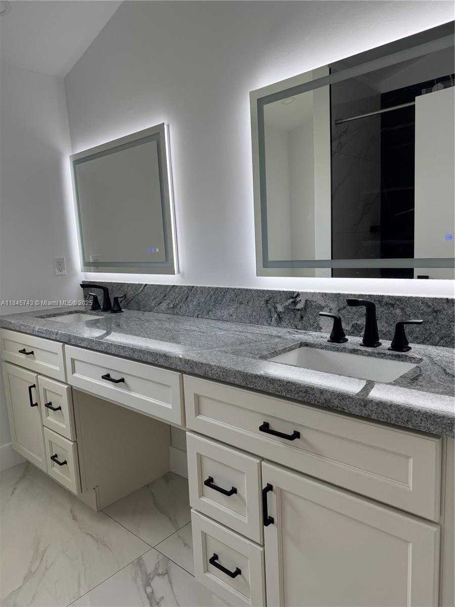 Small Image of 1090 SOUTH EAST 6TH AVE, Dania Beach Number 14