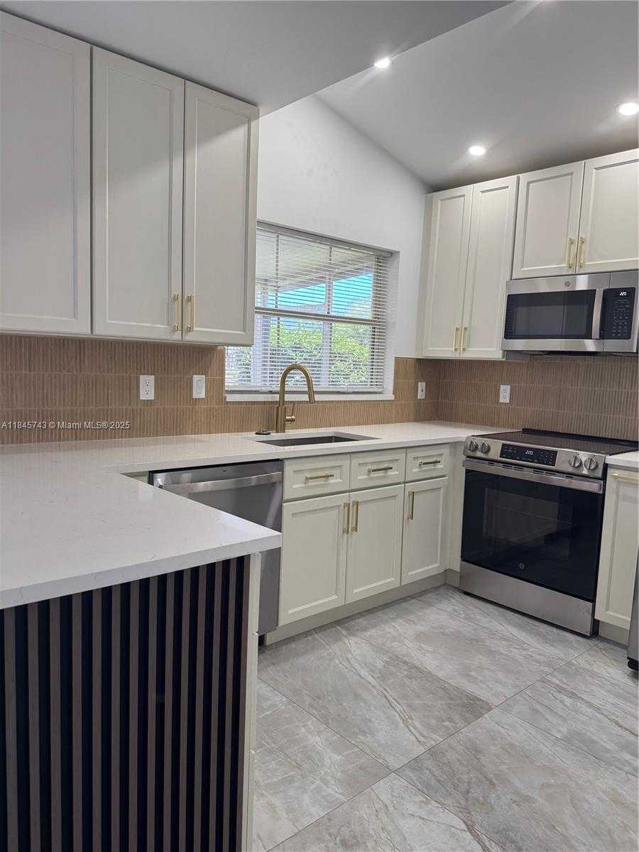 Small Image of 1090 SOUTH EAST 6TH AVE, Dania Beach Number 9