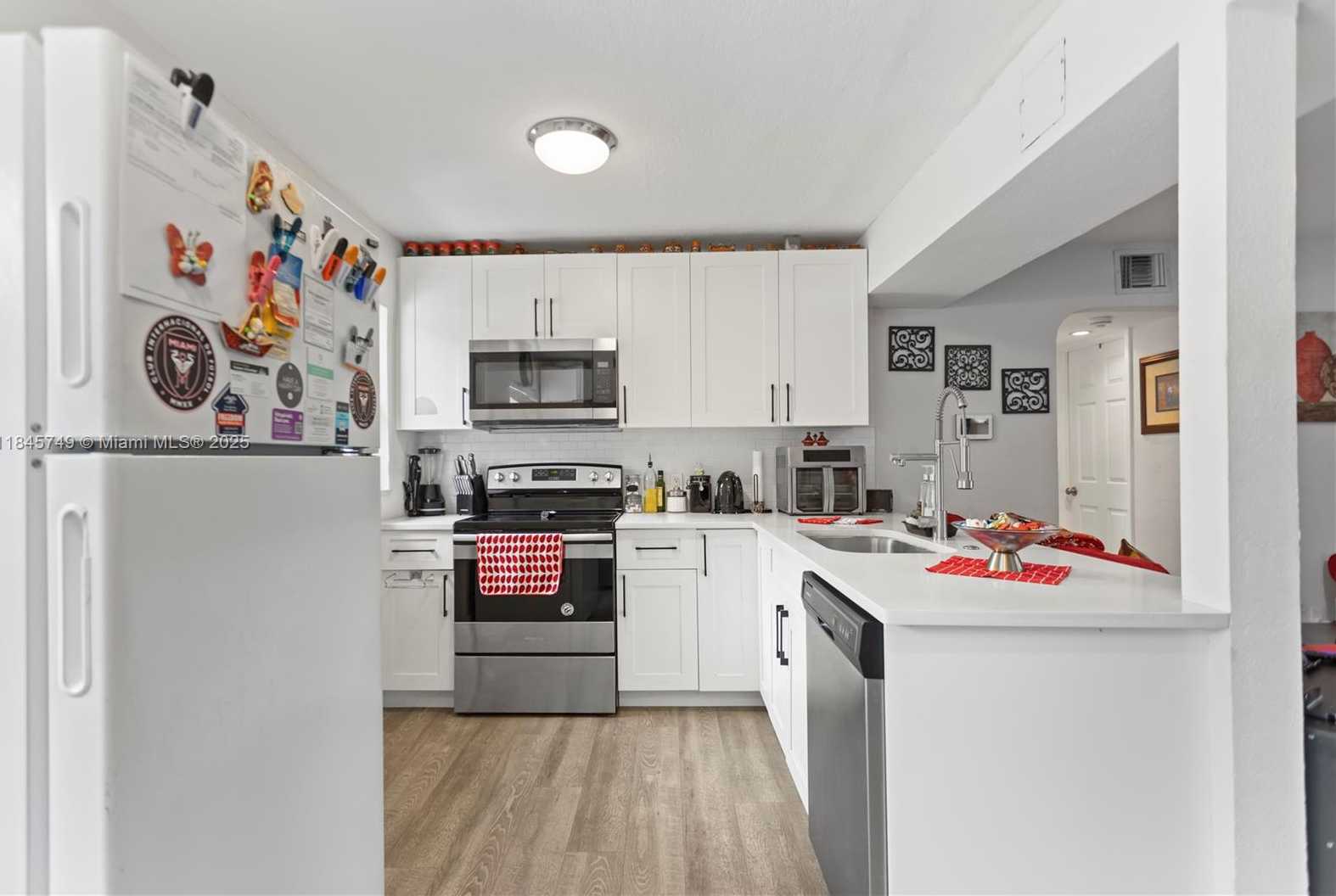 Small Image of 2407 DEWEY ST, Hollywood Number 12