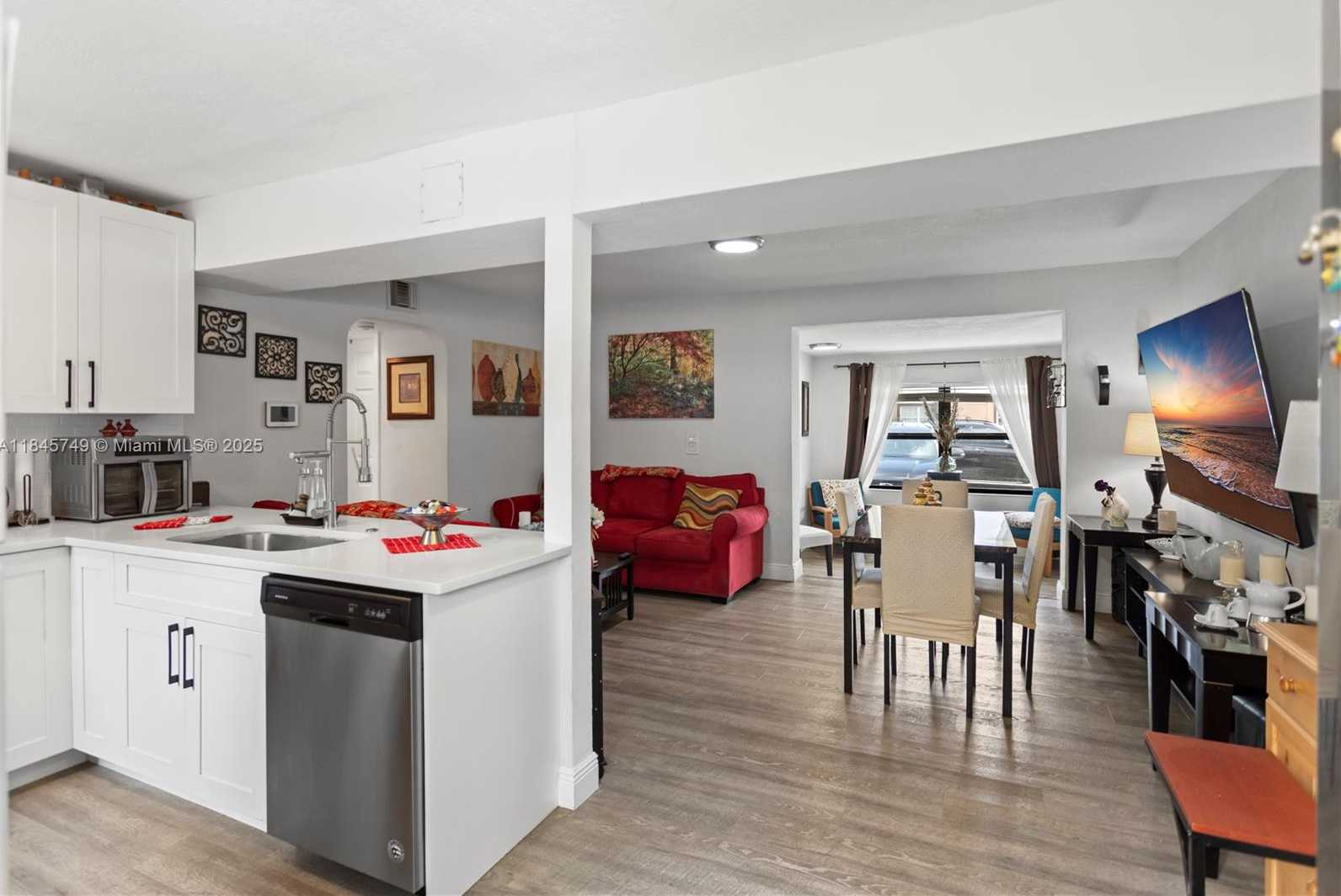 Small Image of 2407 DEWEY ST, Hollywood Number 13