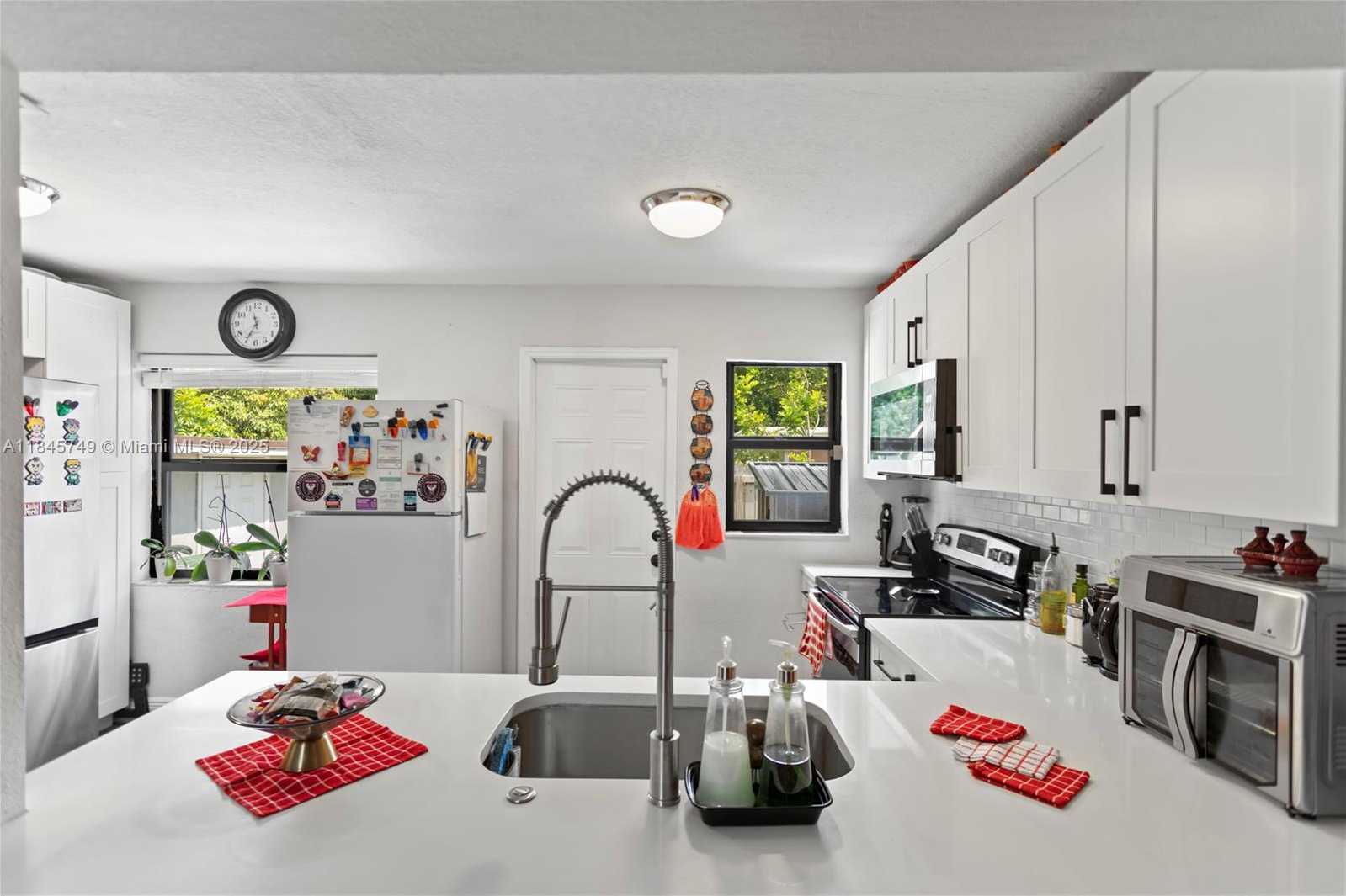 Small Image of 2407 DEWEY ST, Hollywood Number 14
