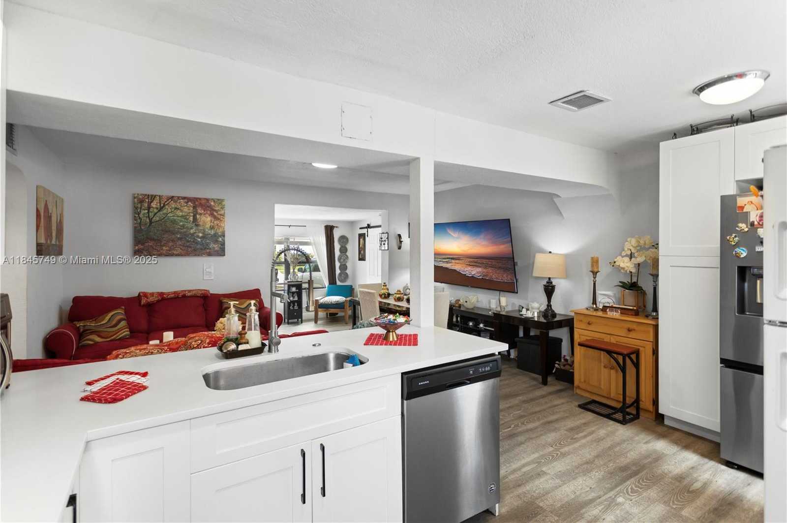 Small Image of 2407 DEWEY ST, Hollywood Number 15
