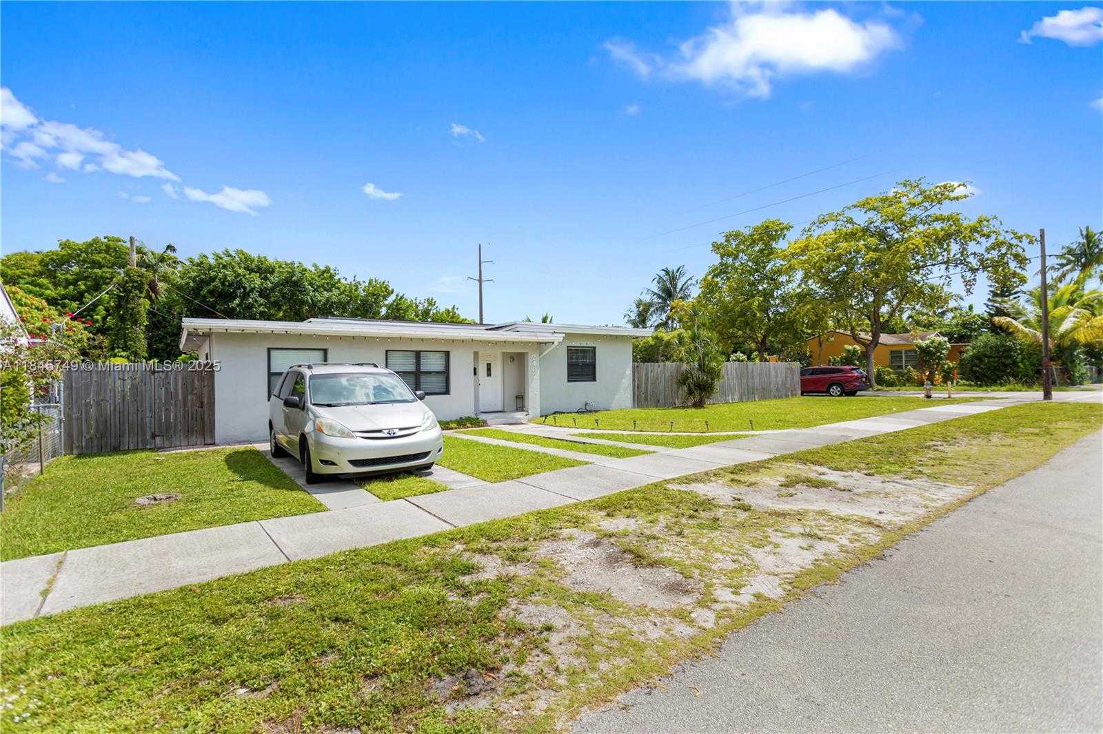 Small Image of 2407 DEWEY ST, Hollywood Number 2